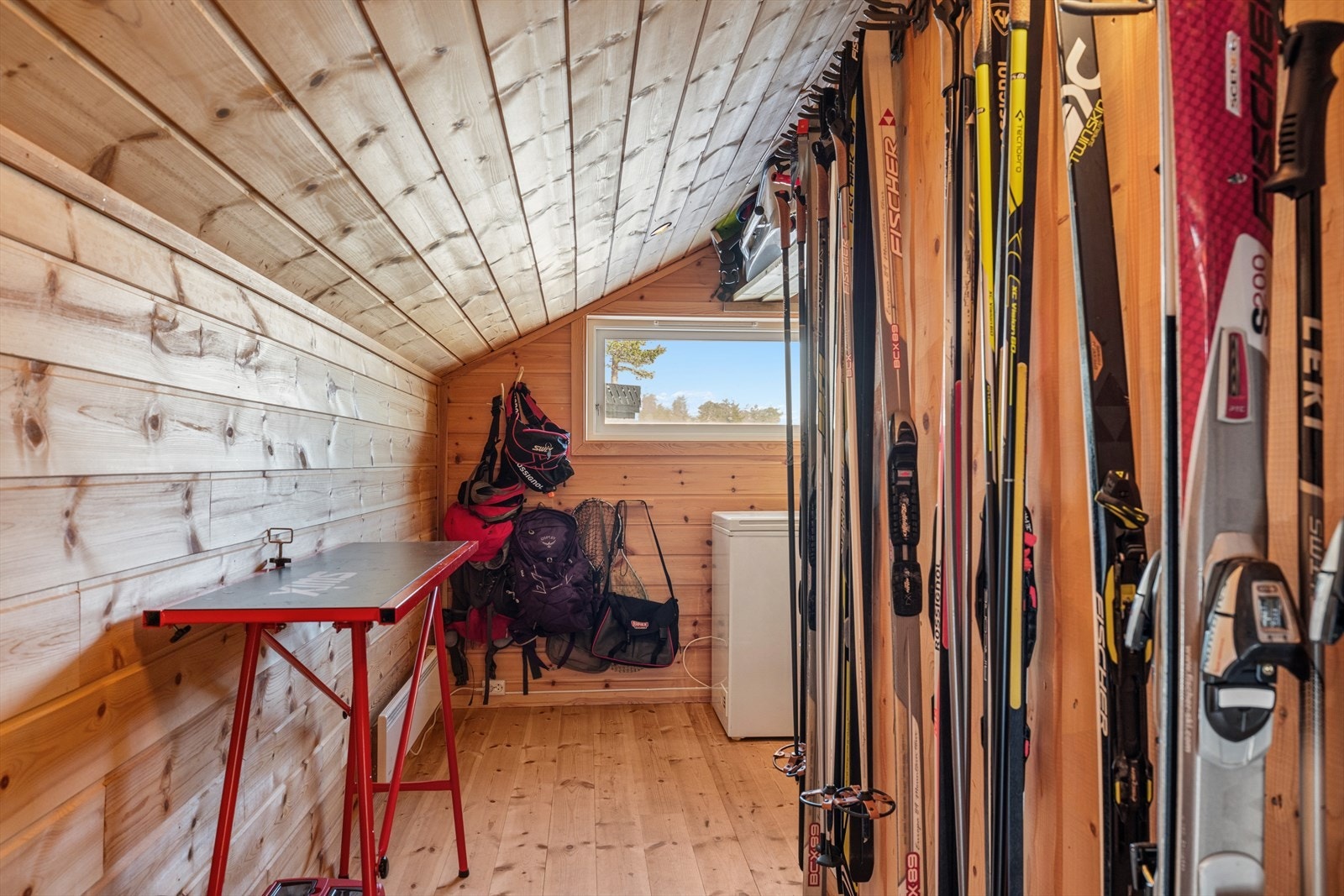 Praktisk og romslig smørebod, perfekt organisert med god plass til skiutstyr, tursekker og alt du trenger for en aktiv dag på fjellet. Et funksjonelt rom som gjør hverdagen på hytta enklere Galleribilde