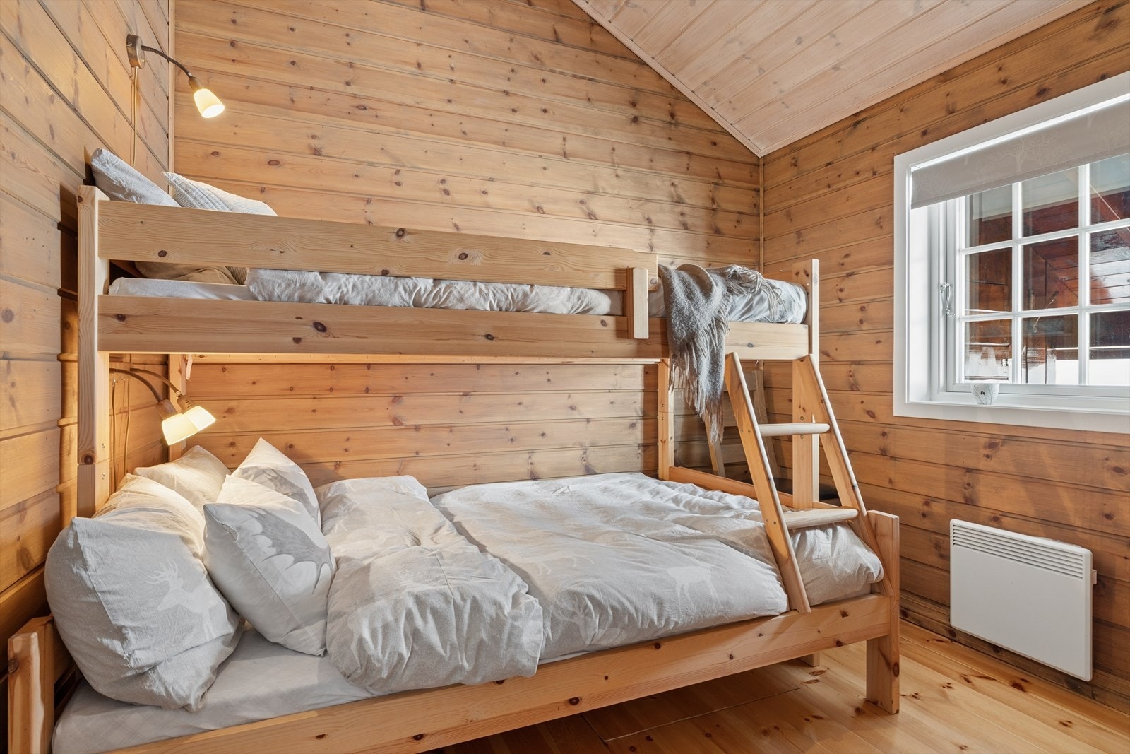 Soverom ll som er romslig og kan innredes med forskjellige sengeløsninger Galleribilde