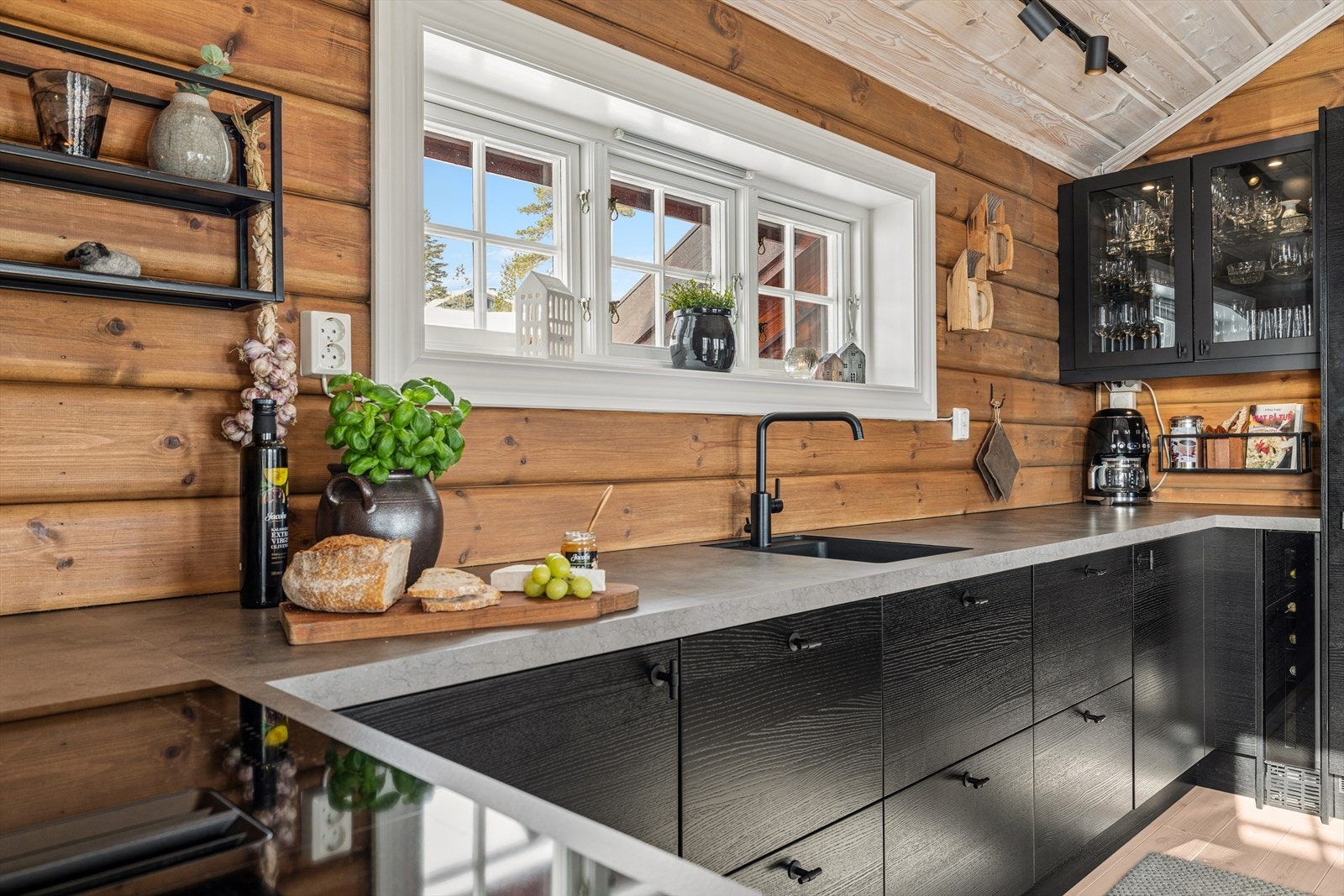 Kjøkkenet er utstyrt med vinskap, platetopp, ovn, mikrobølgeovn og oppvaskmaskin Galleribilde