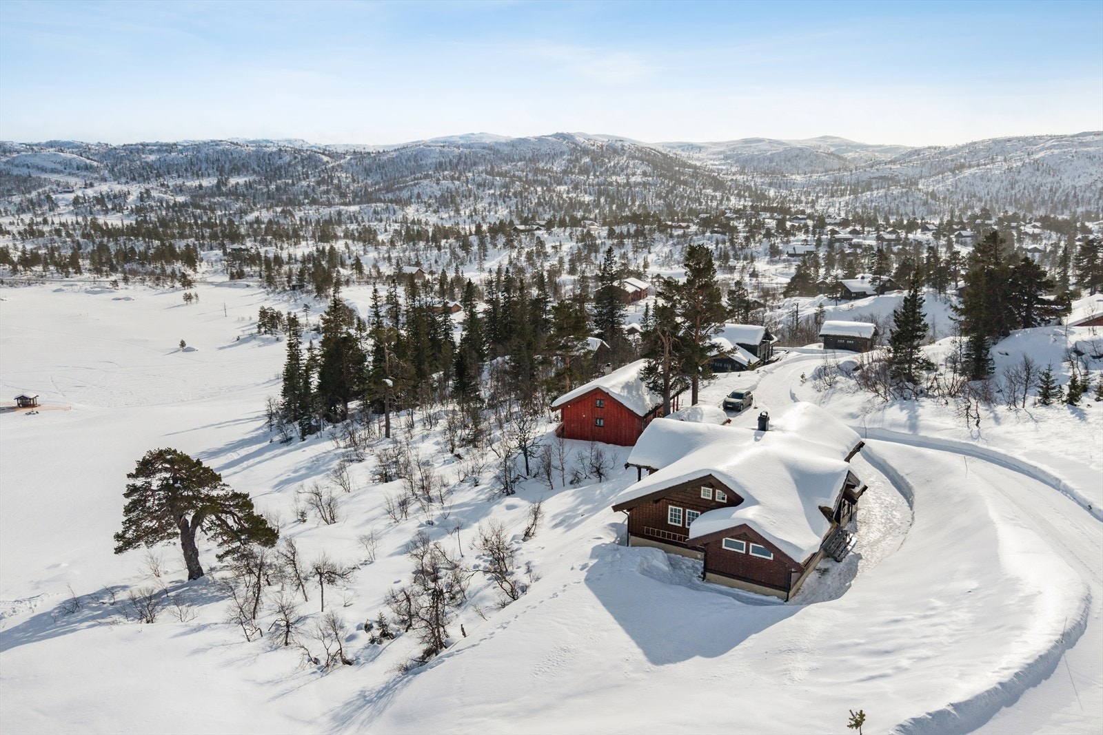 Hytta er fra 2001 med ski-inn/ski-ut - her kombineres komfort, beliggenhet og ekte fjellmagi i solrike omgivelser. Galleribilde