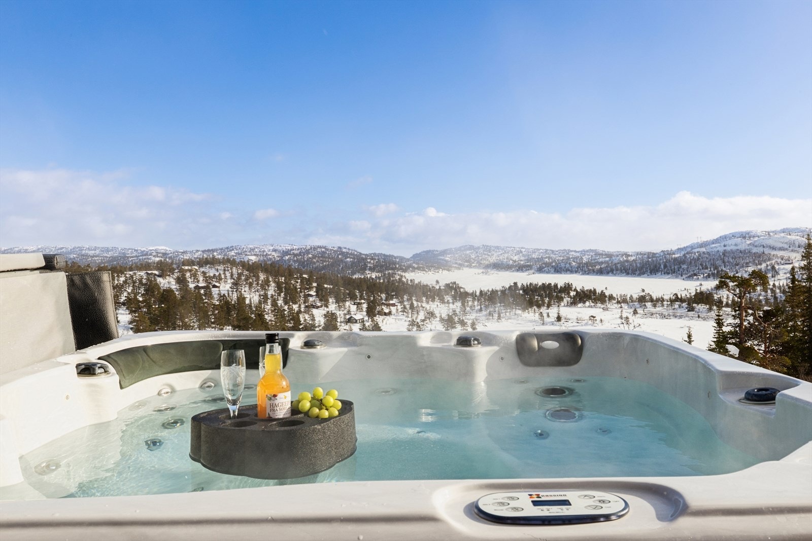 Velvære i fjellheimen - senk skuldrene i boblebadet og nyt vidstrakt utsikt over snøkledde landskap. En unik uteplass som byr på luksus og ro Galleribilde