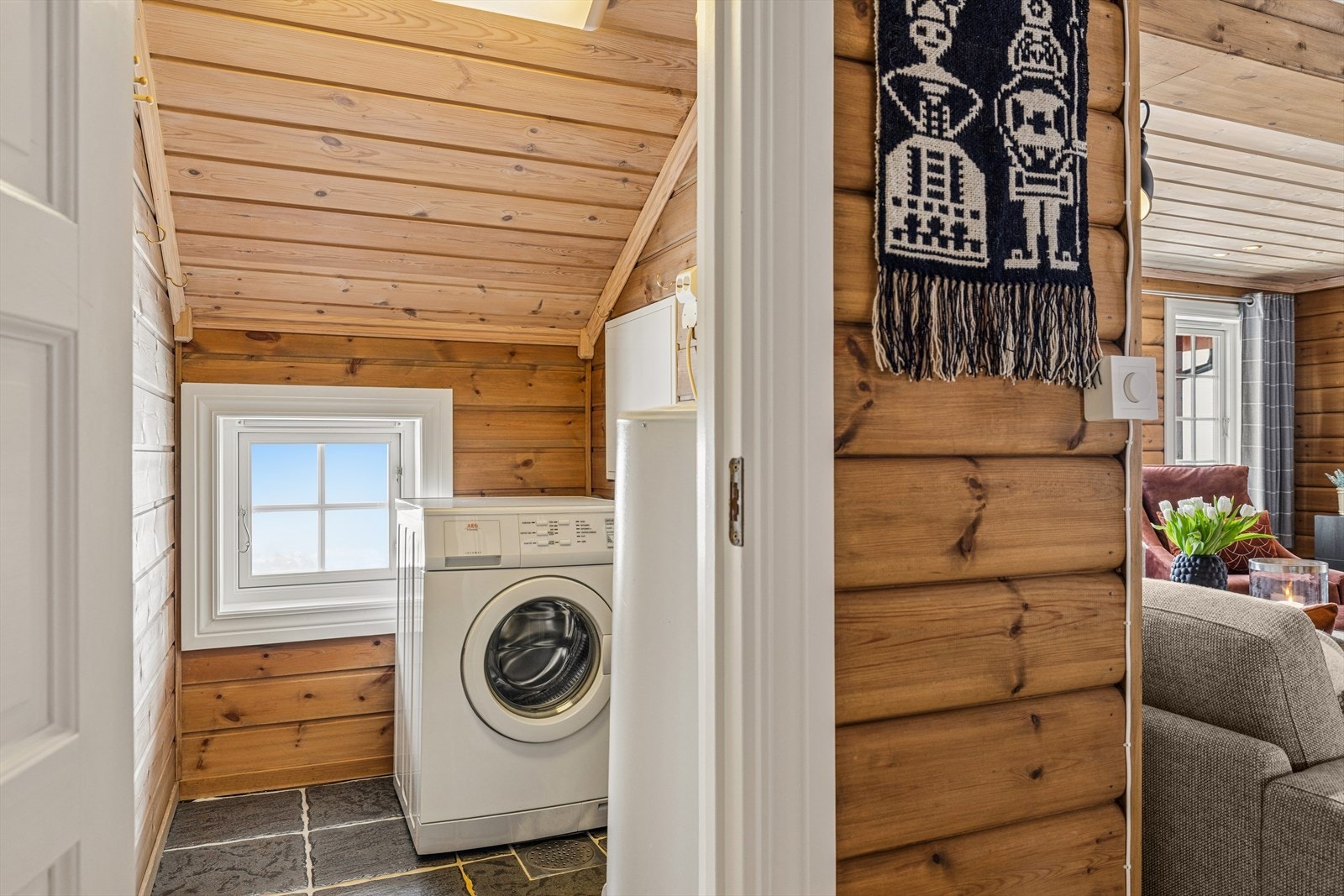 Teknisk rom med varmtsvannstank, vaskemaskin og rør i rør kobleskap Galleribilde