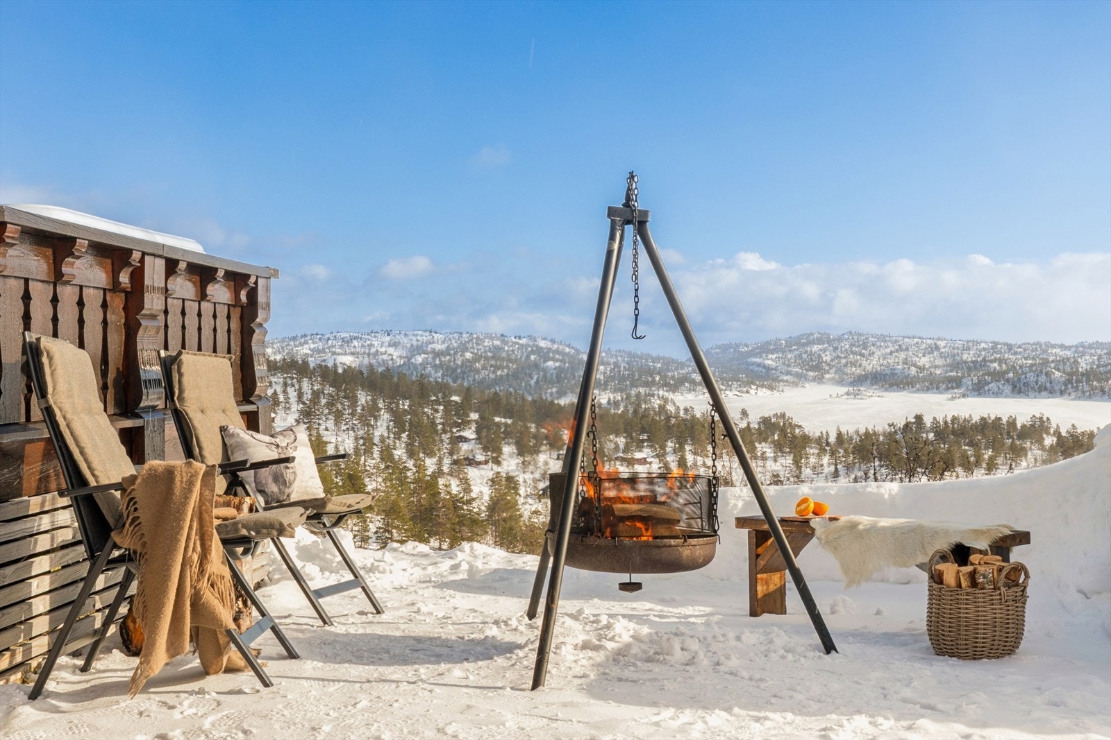 Drømmestemning på fjellet - her kan du nyte varme fra bålpannen og solrike vinterdager. En perfekt uteplass for rolige stunder og gode opplevelser Galleribilde
