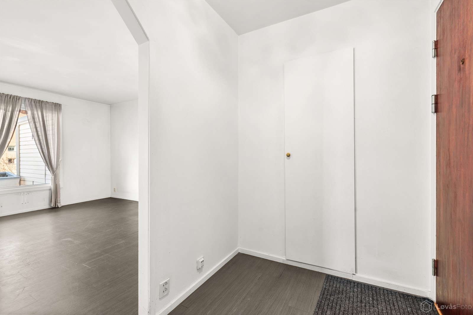 Lys entré med innvendig bod. Galleribilde