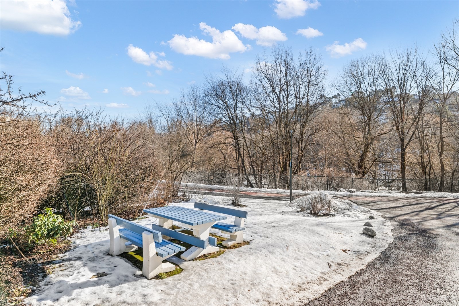 Leiligheten har svært flotte omgivelser. Flotte tur- og rekreasjonsområder i nærheten, med Etterstadsletta like ved. Parken tilbyr blant annet sittegrupper, lekeplass med treningsutstyr og sandvolleyballbane. Galleribilde
