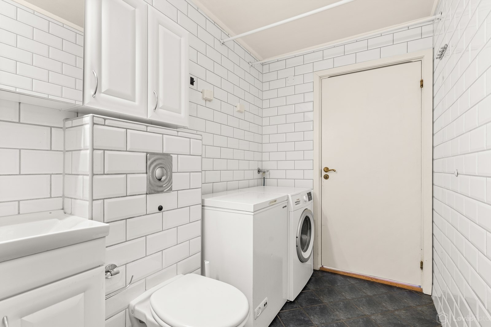 Varmekabler i gulv. Varmtvann leveres fra sentralanlegg i bygget og dekkes gjennom felleskostnader. Galleribilde