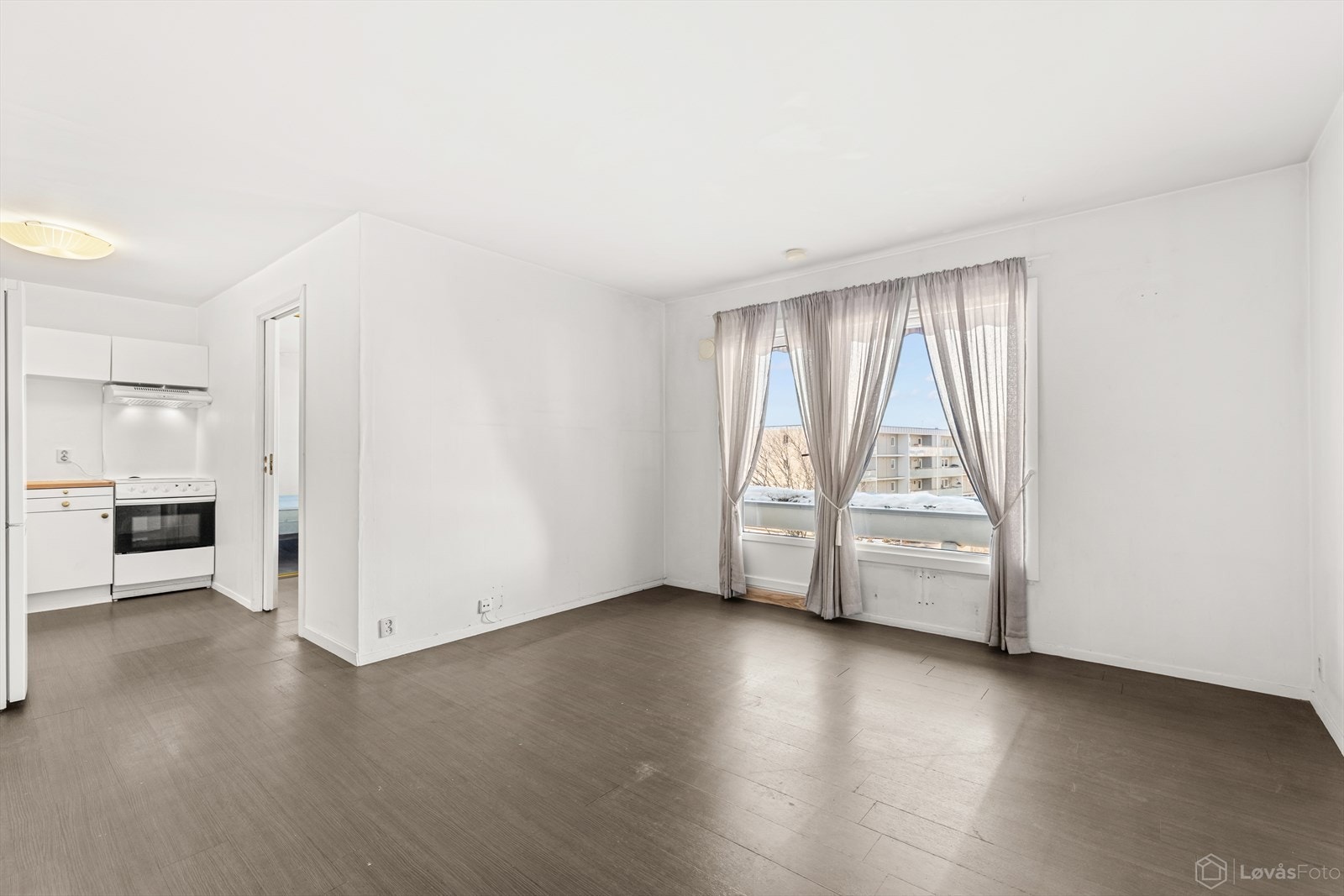 Romslig stue med god plass til sofagruppe, tv-seksjon, spisegruppe og ytterligere møblement. Galleribilde