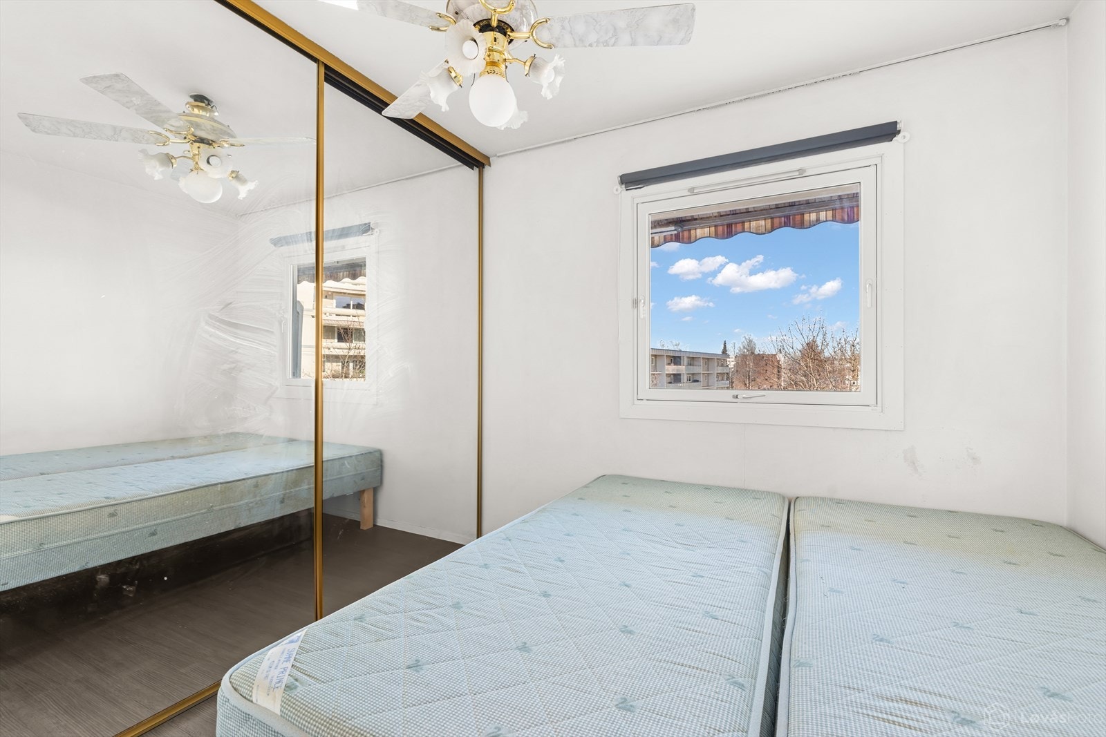 Rommet har praktisk skyvedørsgarderobe og rikelig med naturlig lysinnslipp. Galleribilde