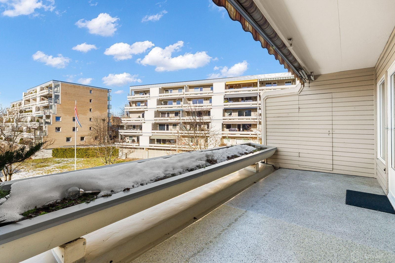 Fra stue er det utgang til vestvendt balkong på hele 12 m² med fin plass til utemøbler, grill m.m. Ekstra lagringsplass i utvendig bod på 2,2 m². Galleribilde