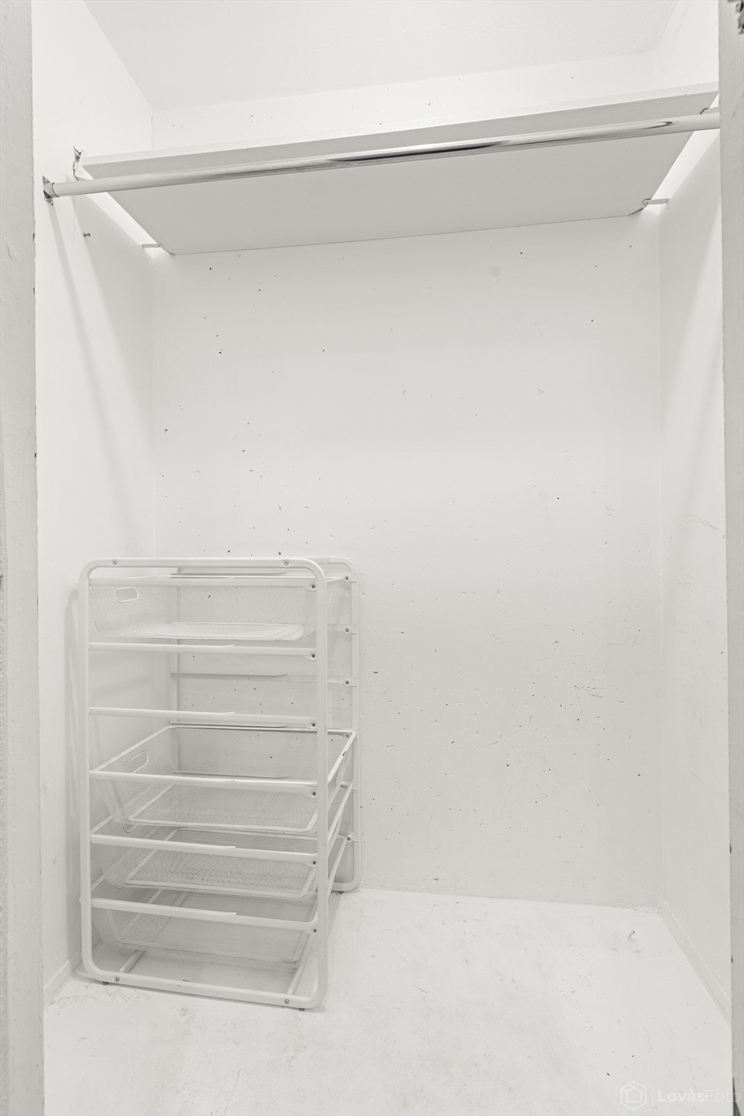 Her er det god plass til oppbevaring av klær og sko. I tillegg medfølger det 2 skap i felles bodanlegg i oppgang på etasjeplanet. Galleribilde