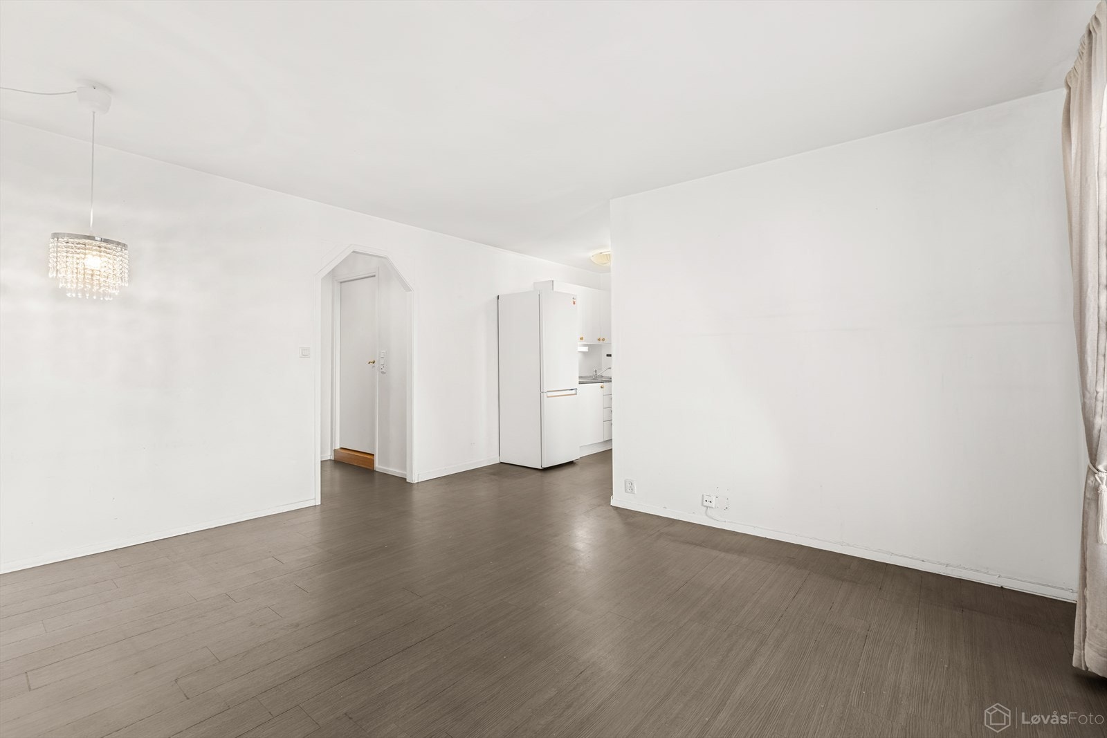 Fra stuen er det adgang inn til entré og kjøkken. Galleribilde