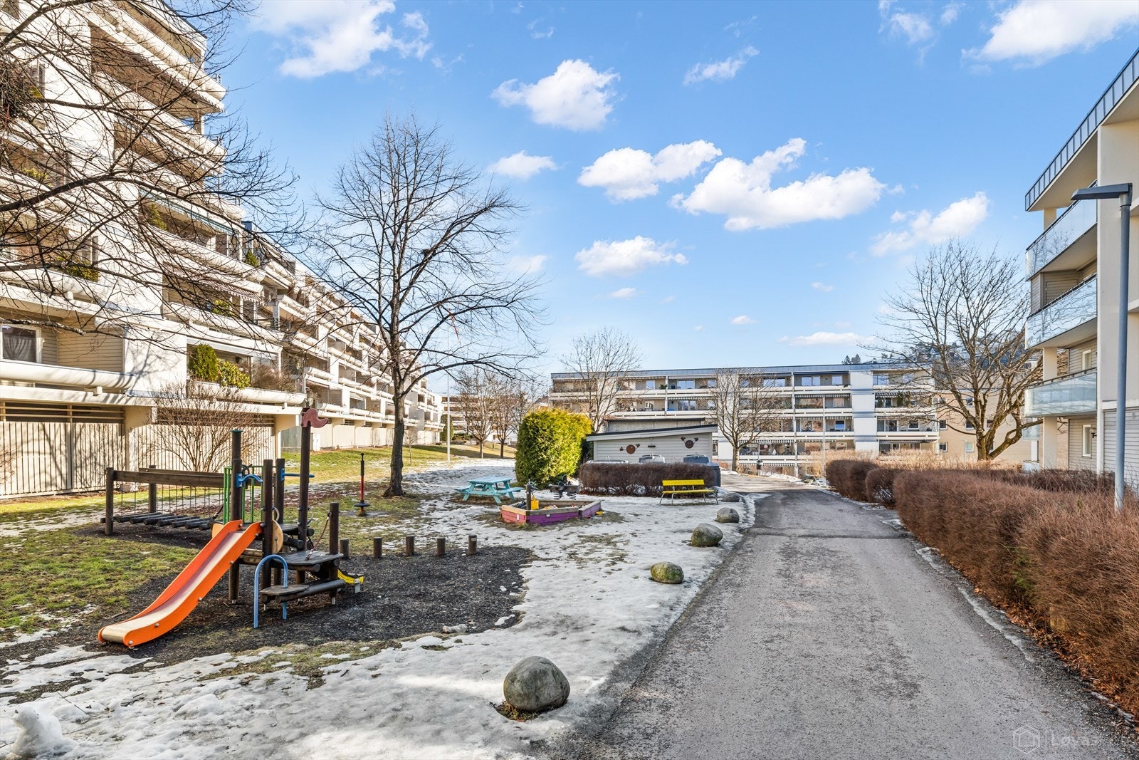 Nærområdet tilbyr lekeplass med sandkasse og sittebenker. Galleribilde