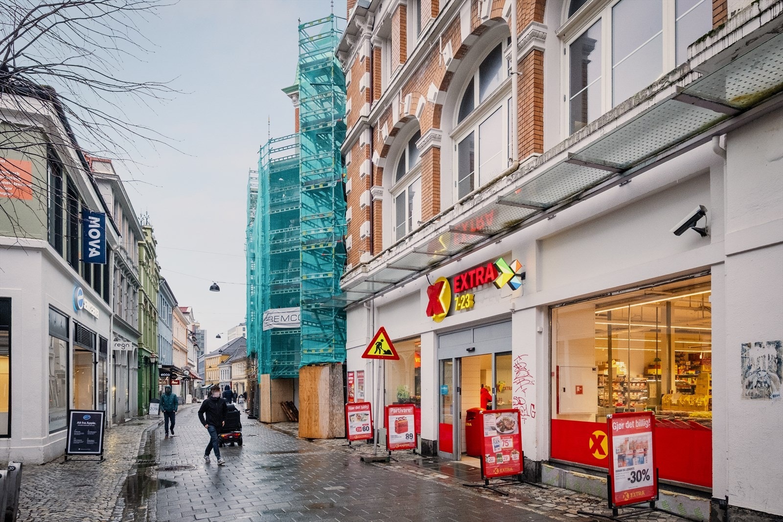 Ca 1 minutt gåavstand til Extra matbutikk, restauranter, kafé og bakeri. Galleribilde