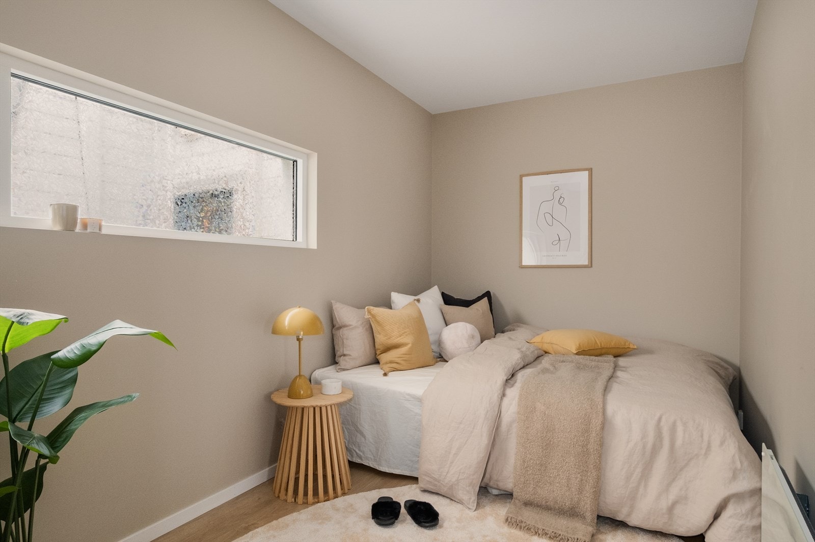 Soverom med garderobe og plass til kontorløsning. Galleribilde