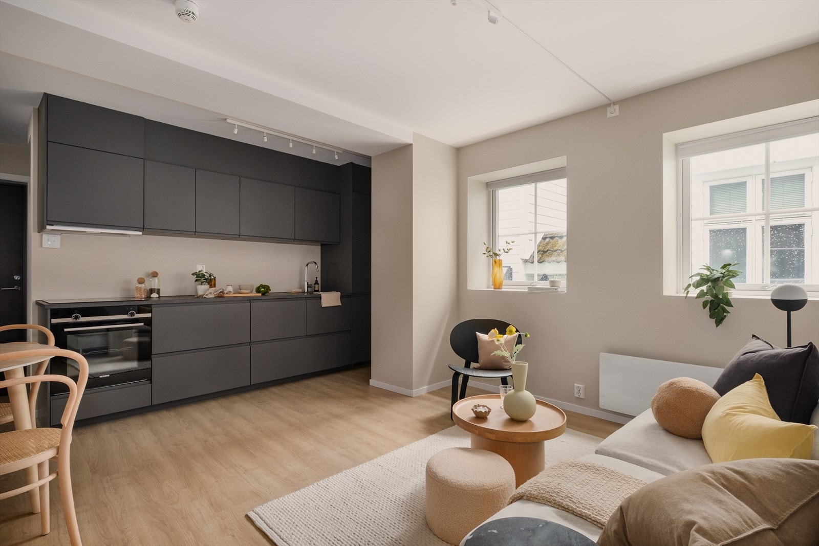 Kjøkken med integrerte hvitevarer - induksjonstopp, stekeovn, oppvaskmaskin og kjøleskap/frys. Galleribilde