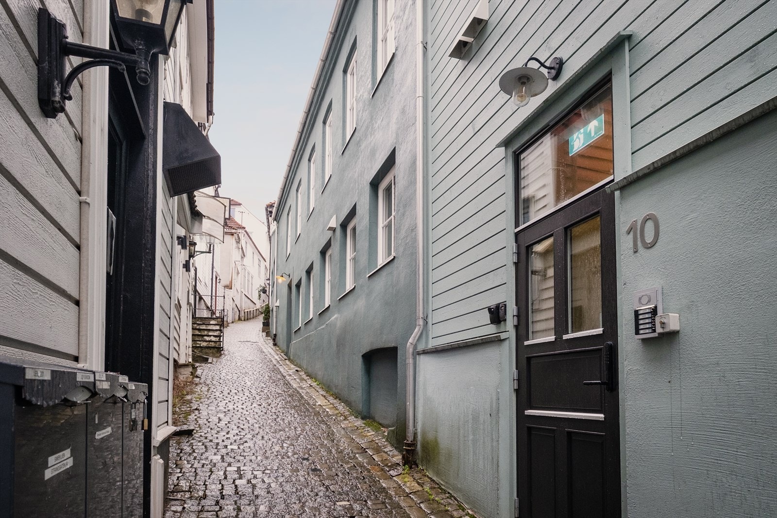 Smauet fikk sitt offisielle navn i 1857, oppkalt etter en mann ved navn Hennebie som bodde i smauet. (Kilde: Bergen Byleksikon) Galleribilde