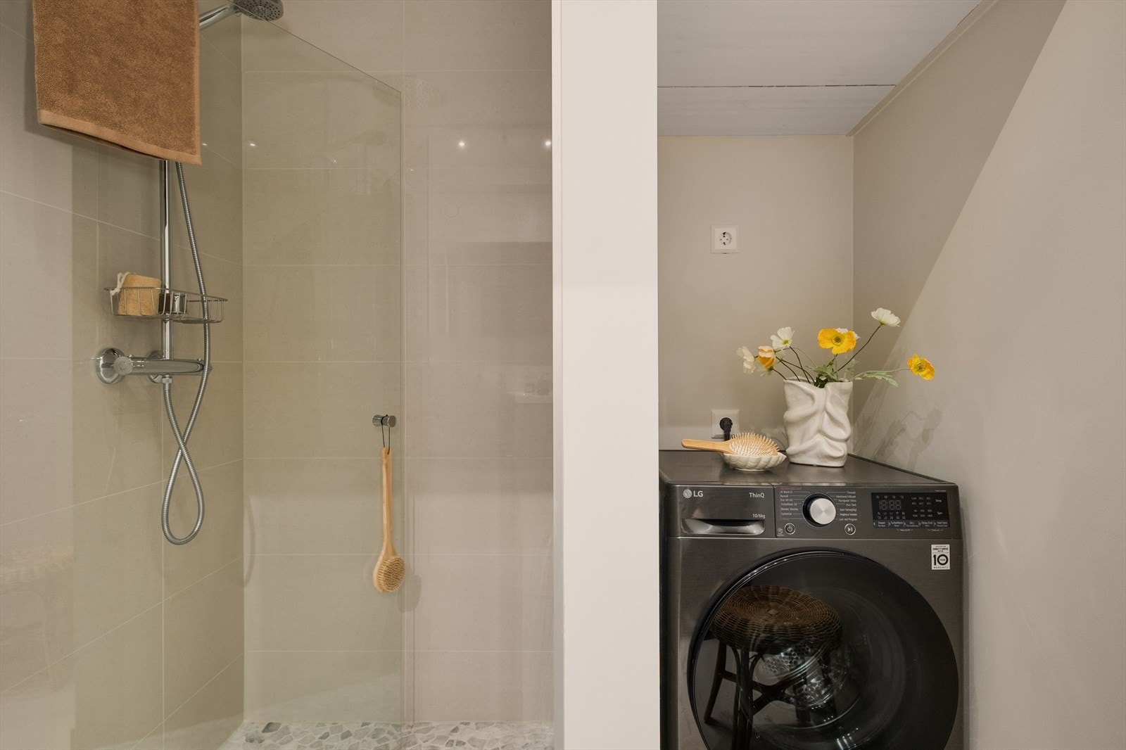 I flukt med dusj er det opplegg for vaskemaskin. Galleribilde