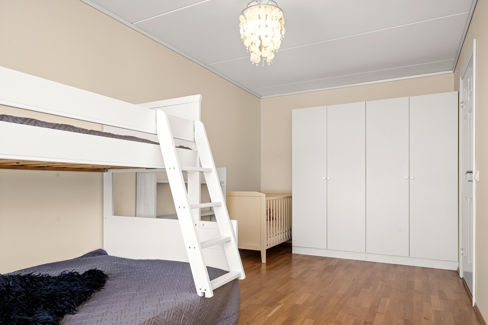 Hovedsoverommet er svært romslig og har god plass til dobbeltseng, nattbord og garderobeløsning. Galleribilde