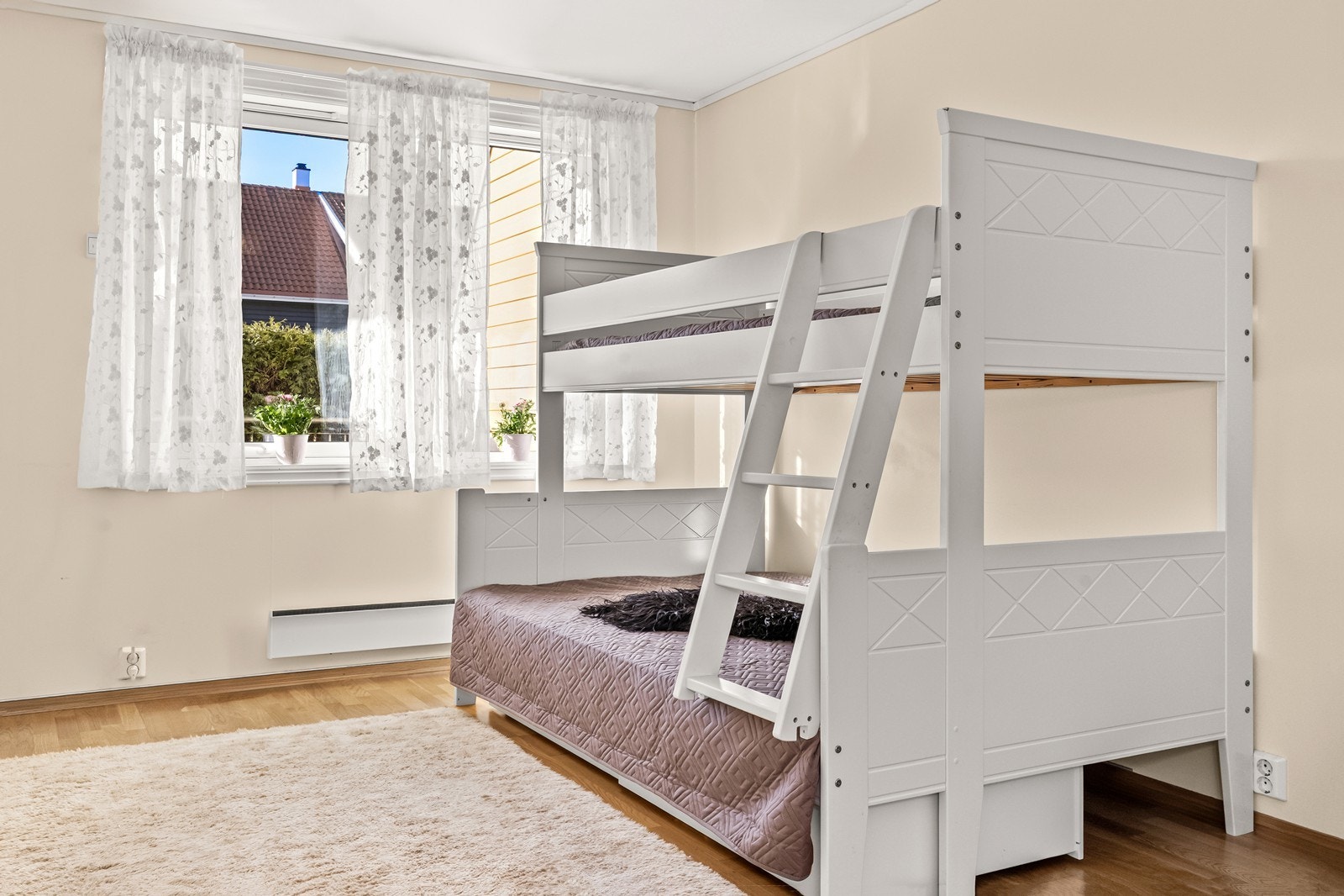 Det følger 2 gode soverom i boligen. Galleribilde