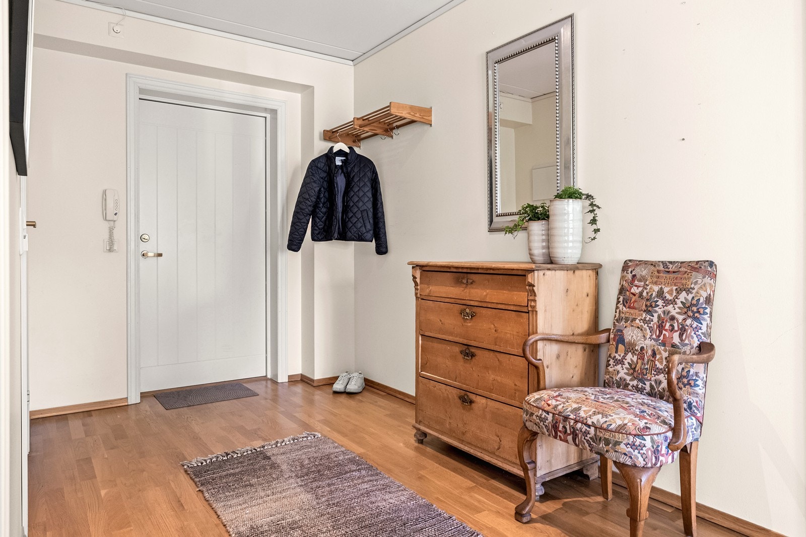 I gangen er det god plass til garderobeløsninger som skap, knagger og hattehyller. Galleribilde