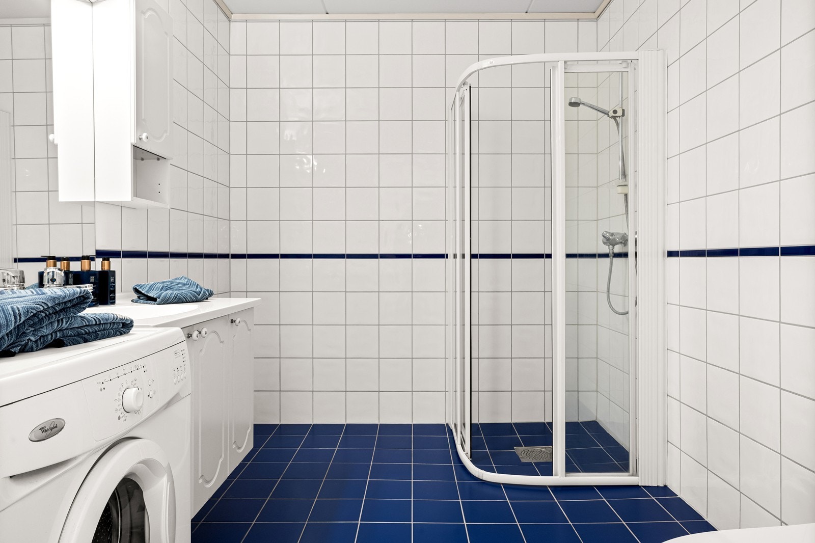 Bad fra byggeåret med flislagte vegger og gulv m/gulvvarme. Galleribilde