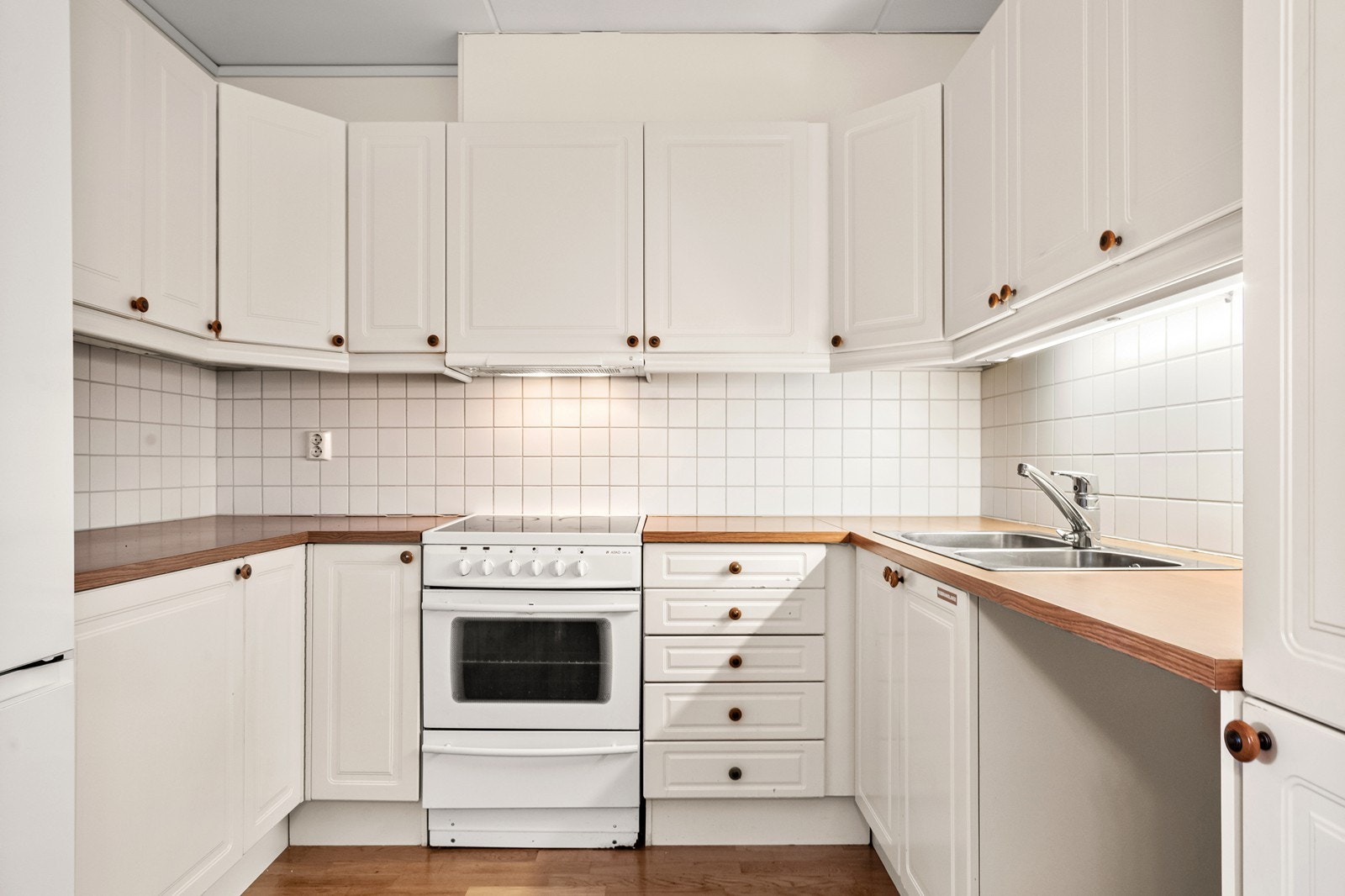 På kjøkkenet er det godt med skap- og benkeplass. Galleribilde