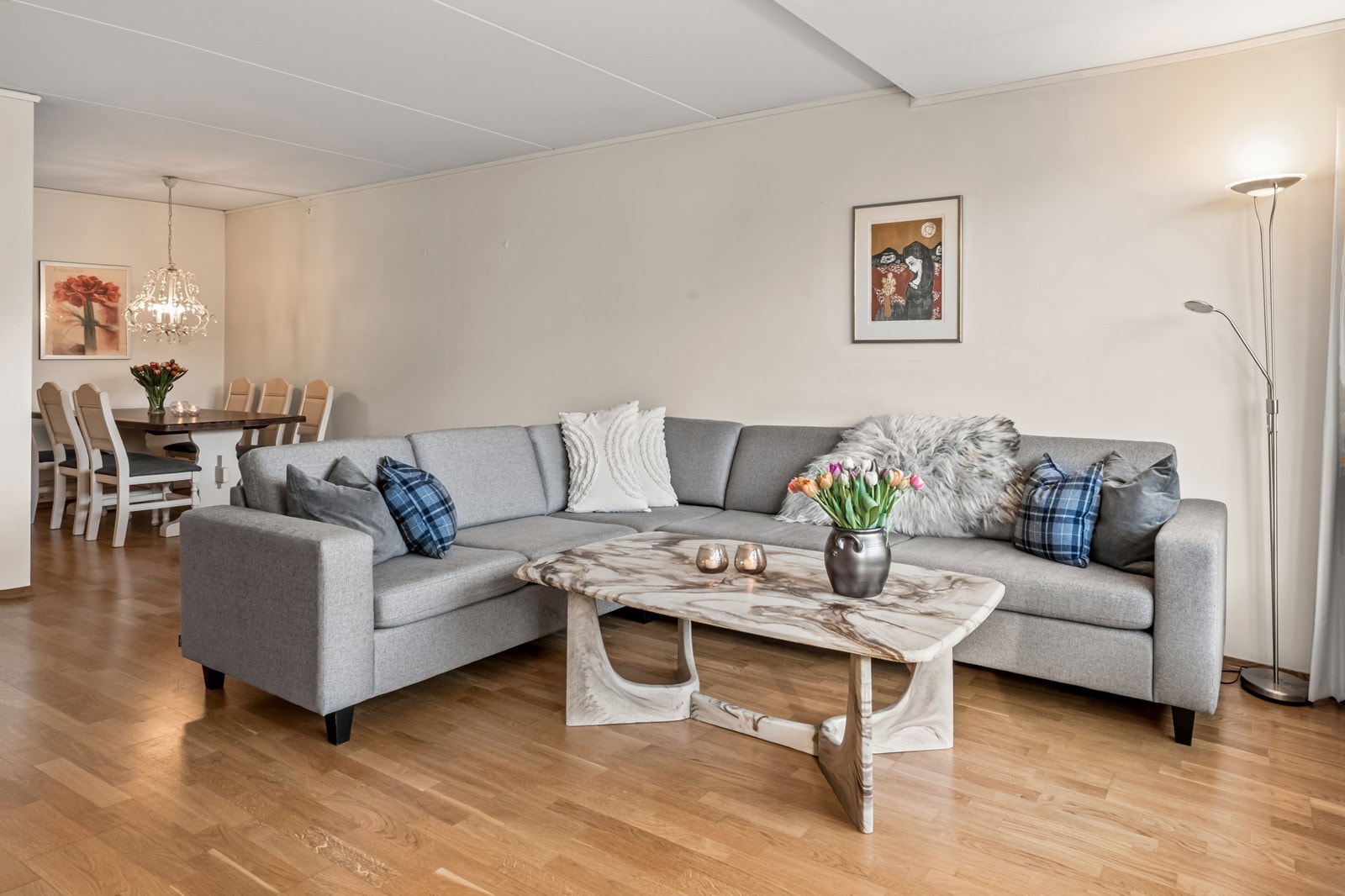 Kjøkkenet ligger i tilknytning til stuen, noe som skaper en sosial og hyggelig romløsning. Galleribilde