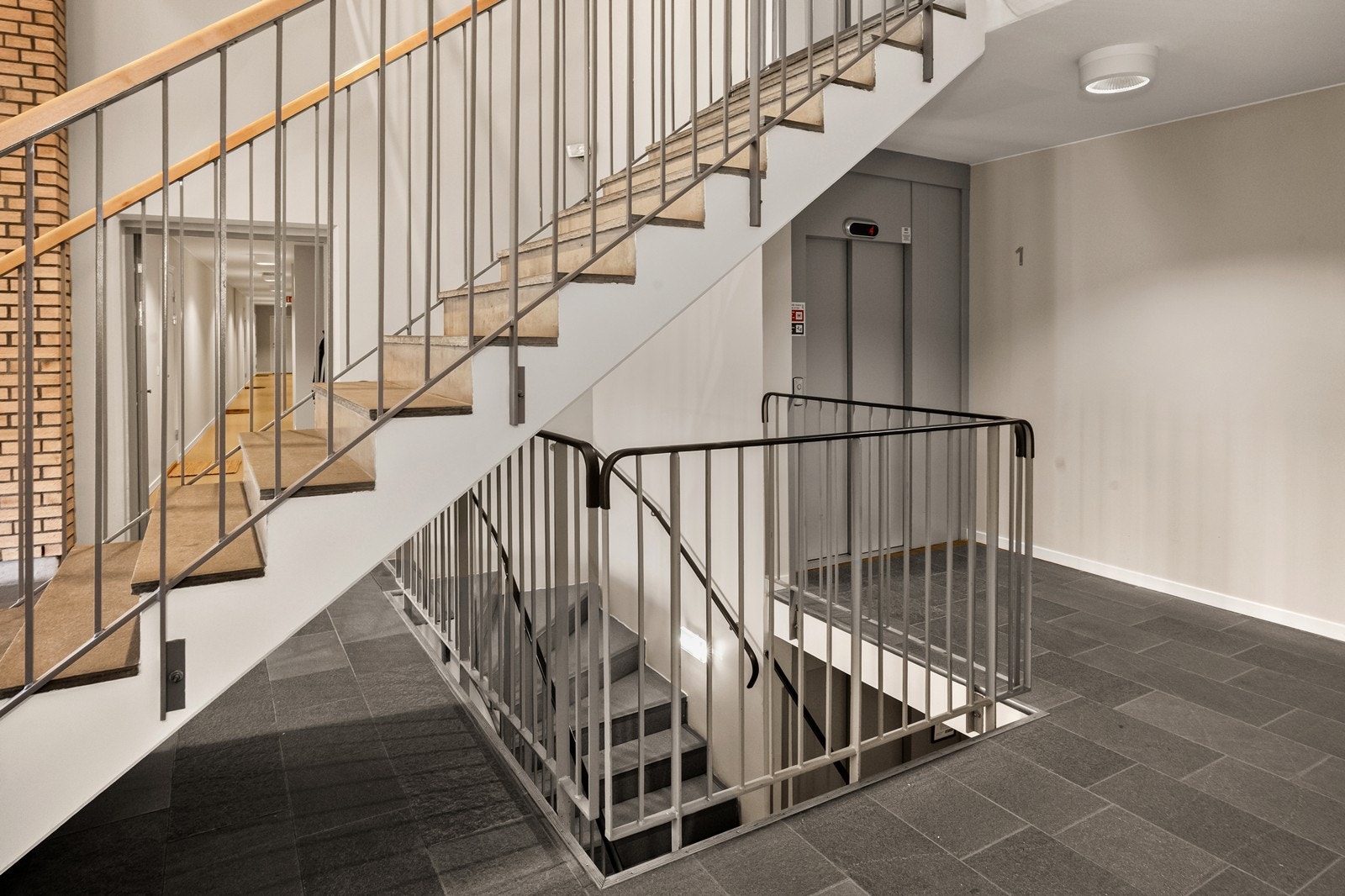 Det er både heis og trapper ned til garasjeanlegget. Galleribilde