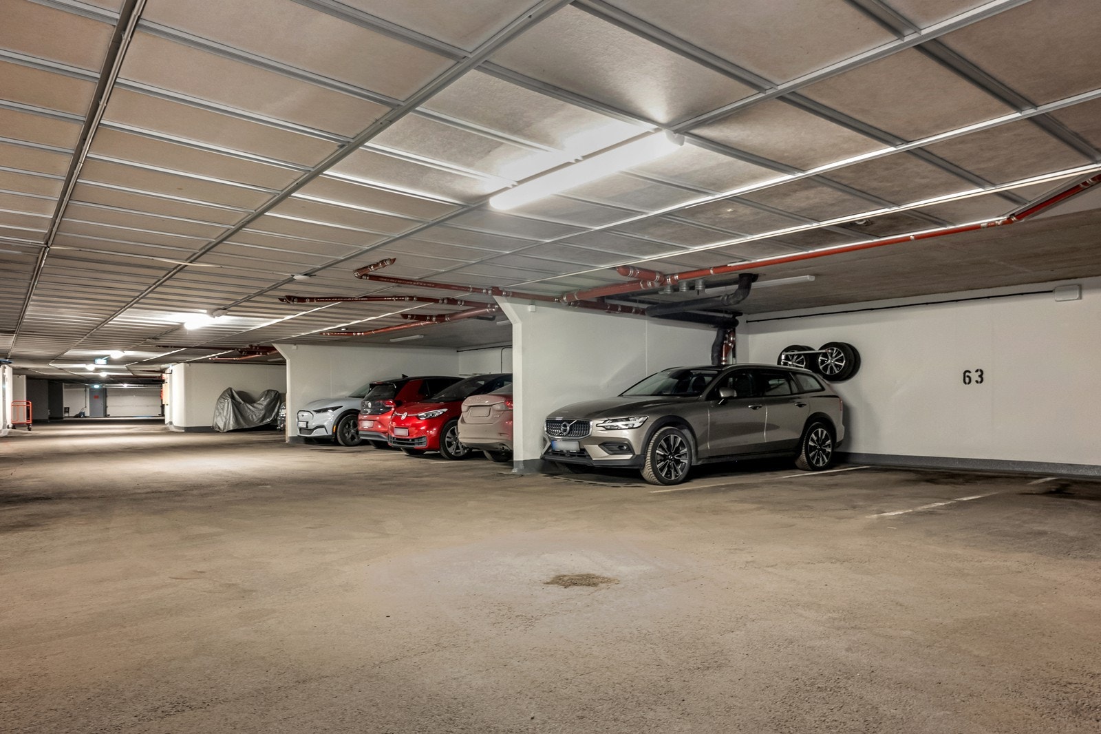 Parkeringsplass 63 medfølger leiligheten. Det er opplegg for el-lading. Galleribilde