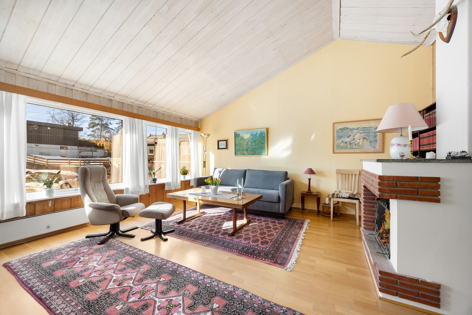 Stuen er lys og romslig med lysmalte vegger, god takhøyde og store vindusflater som slipper inn rikelig med naturlig lys. Galleribilde