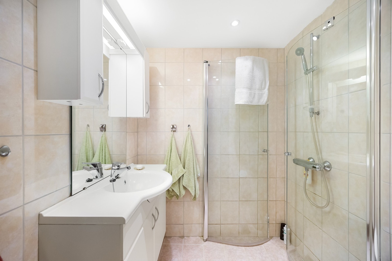 Badet i første etasje ble oppgradert i 2007 og er utstyrt med flislagte vegger- og gulv, elektriske varmekabler og innfelt downlights. Galleribilde