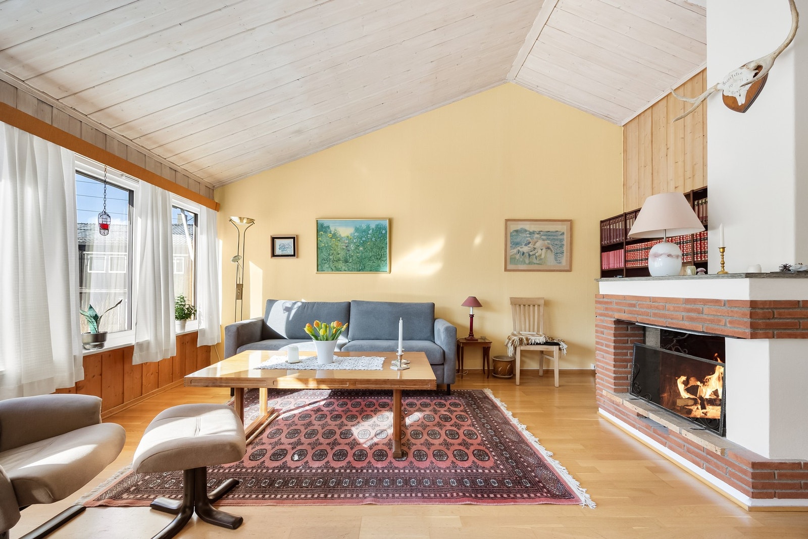 Her er det gode møbleringsmuligheter med plass til sofagruppe, TV-anlegg og diverse møblement. Galleribilde