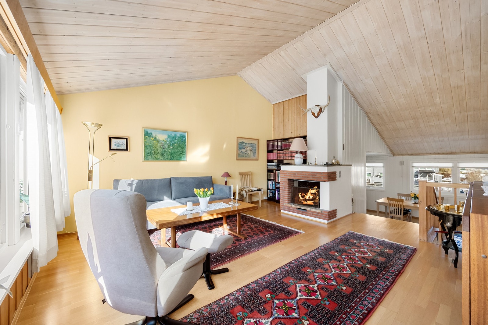 En stemningsfull peis gir både ekstra varme og hygge på kjølige dager, og gjør rommet til et naturlig samlingspunkt. Galleribilde