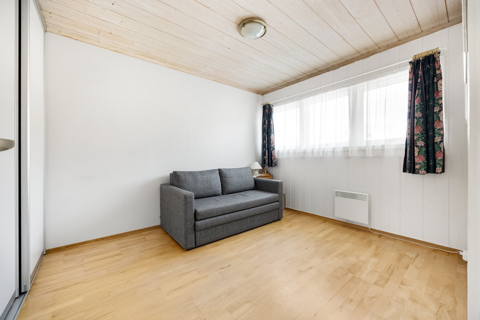 Det andre soverommet egner seg godt som barnerom, gjesterom eller kontor, med god plass til seng, nattbord og skrivebord. Galleribilde