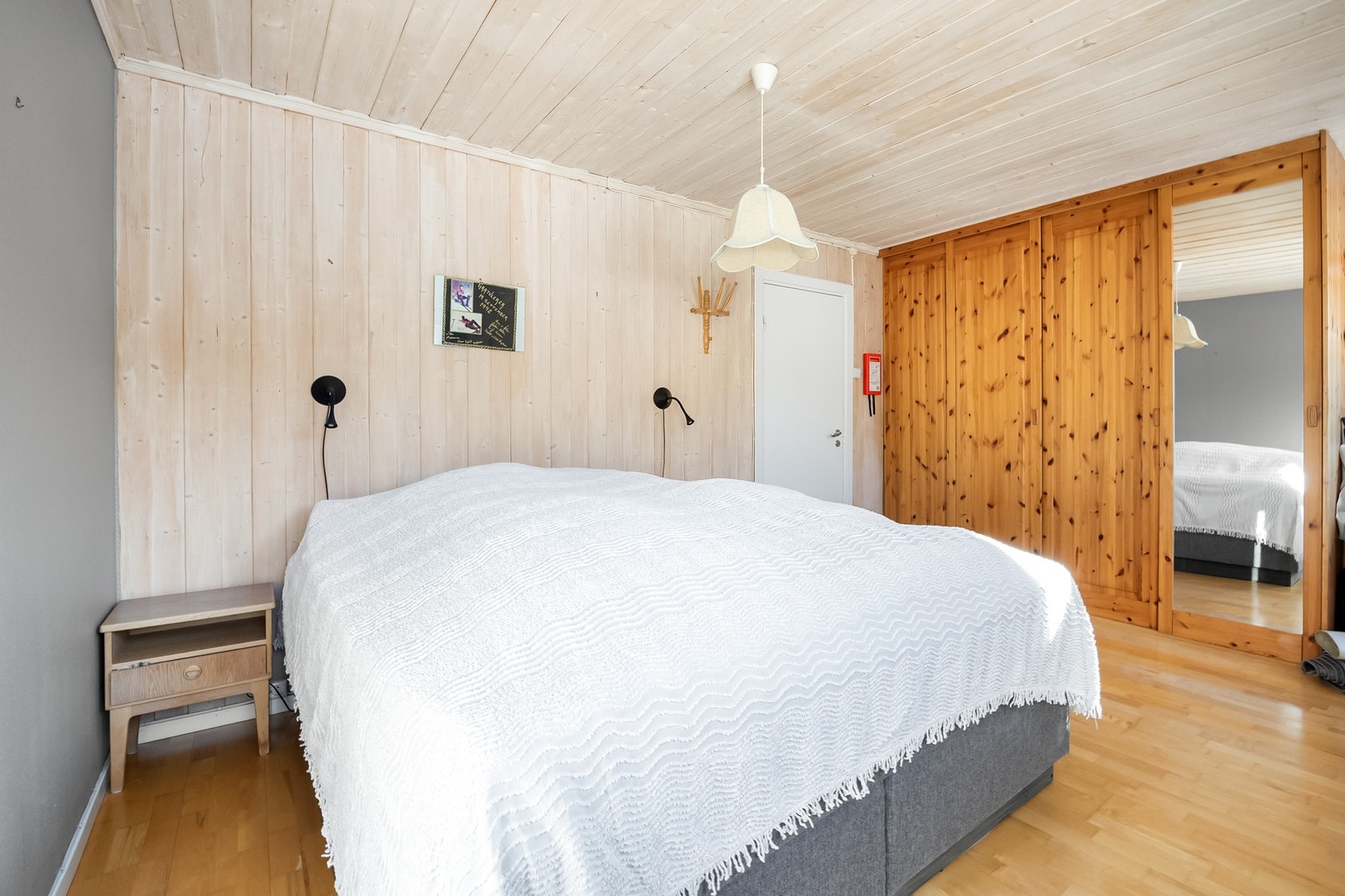 Hovedsoverommet er meget romslig med god plass til dobbeltseng og nattbord, og fra rommet er det utgang til terrassen. Galleribilde
