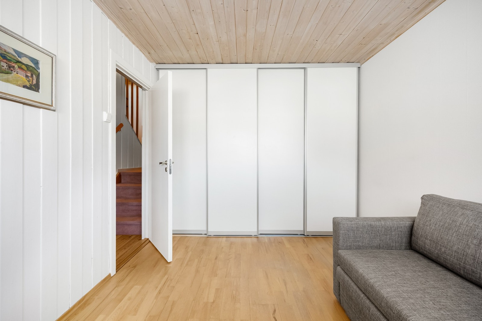 Begge soverommene er innredet med skyvedørsgarderobe. Galleribilde