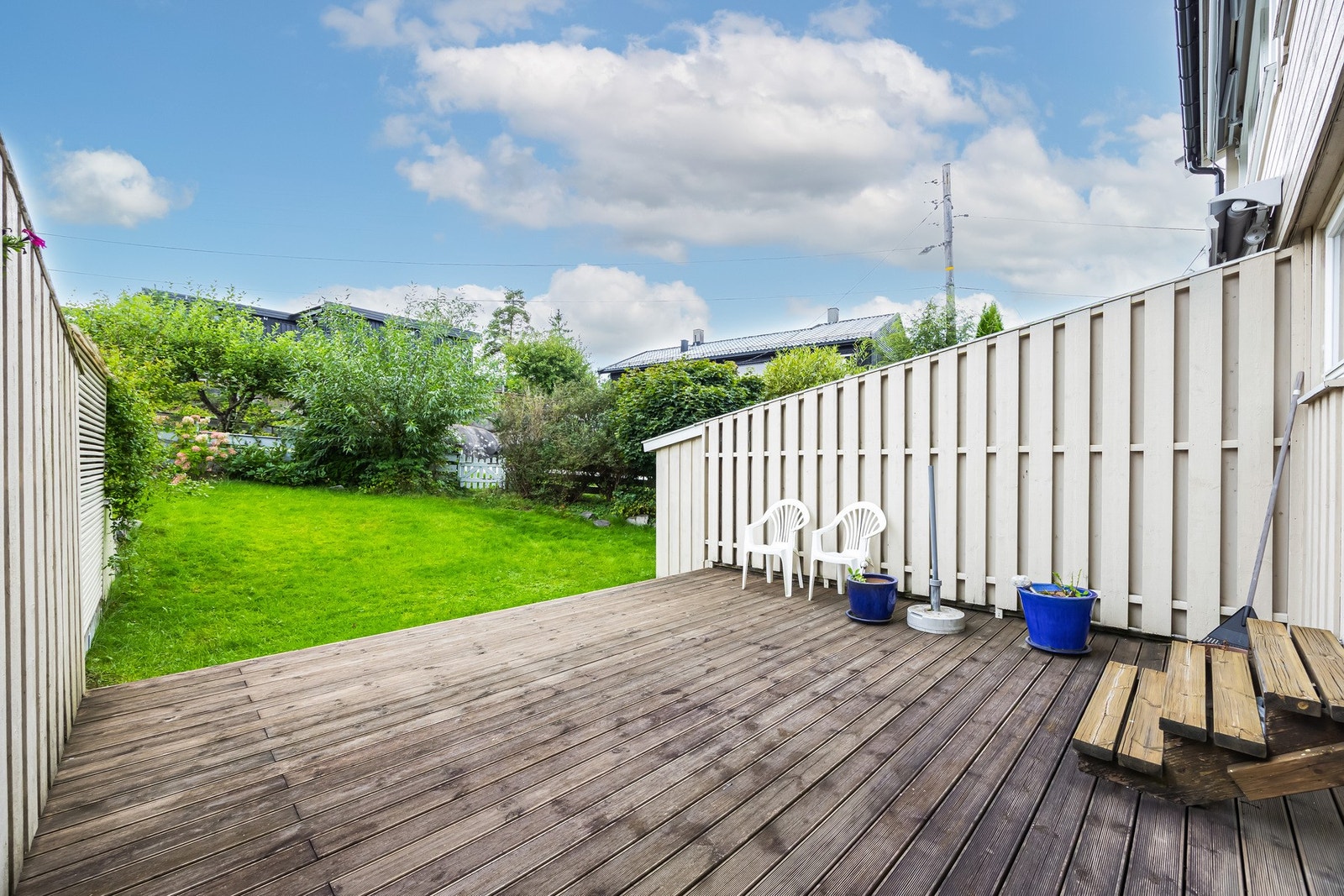 Terrassen har god plass til utemøbler og grill, og inviterer til avslappende dager og hyggelig sammenkomster med familie og venner. Galleribilde