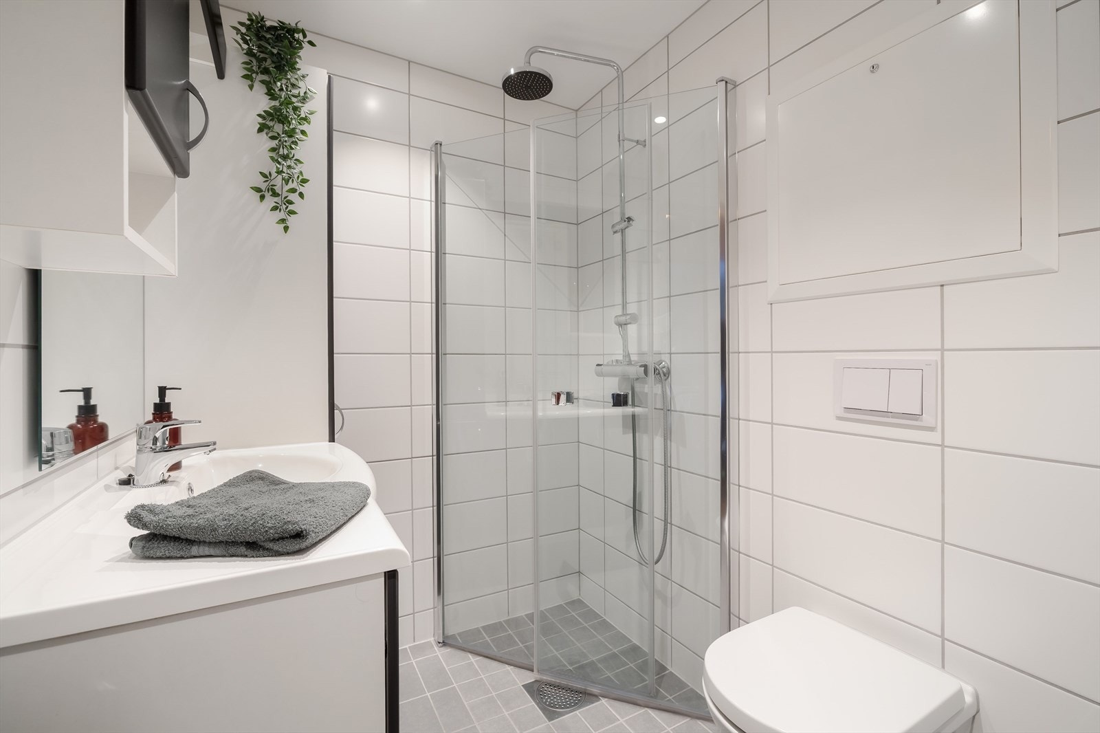 Leiligheten har et lyst og moderne baderom som ble pusset opp i regi av borettslaget i 2021. Baderommet har lyse fliser på gulv og vegger, elektrisk gulvvarme, downlights i himlingen og elektrisk styrt vifte. Galleribilde