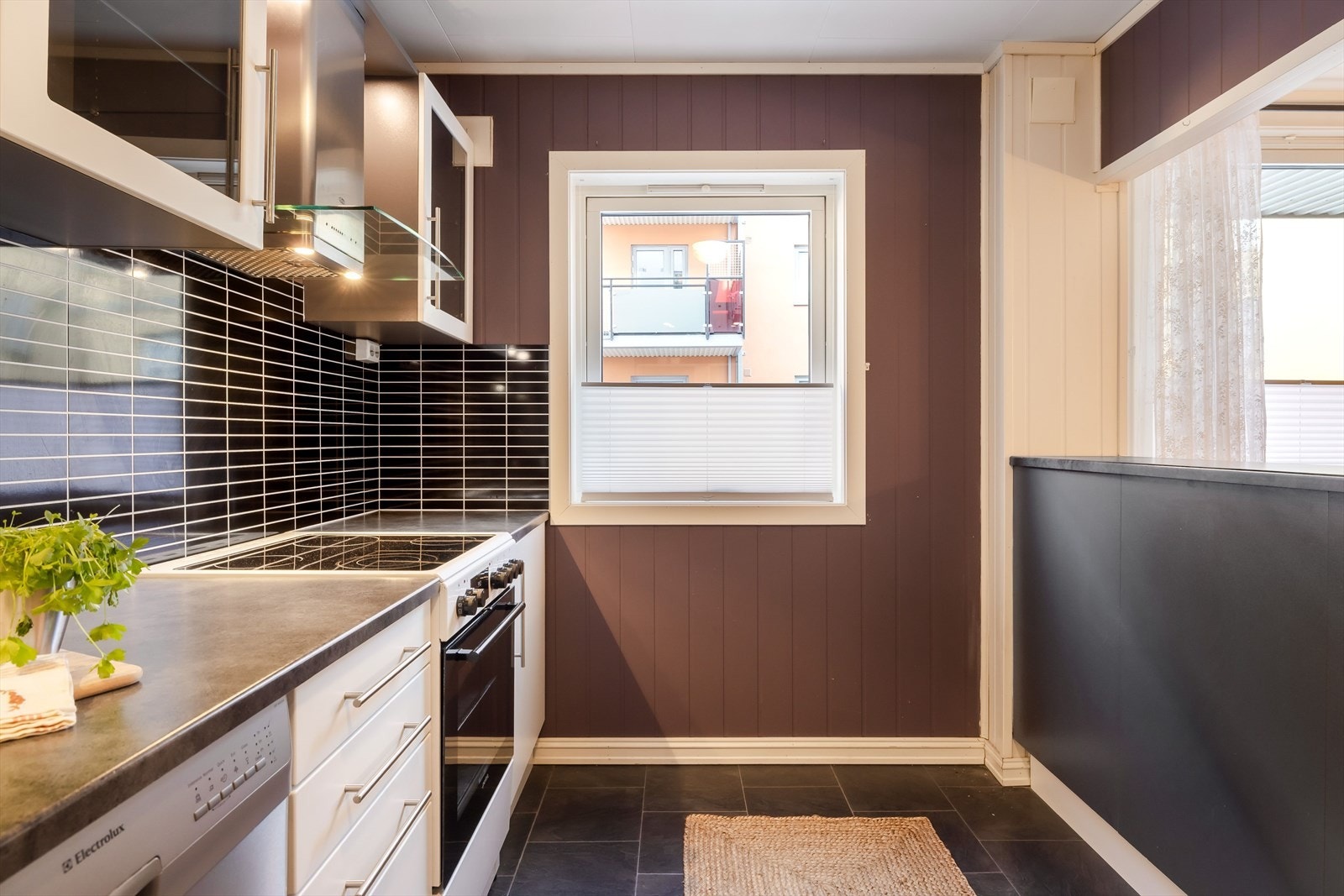 I vinduet på kjøkkenet og i stuen er det montert praktiske plissegardiner. Galleribilde