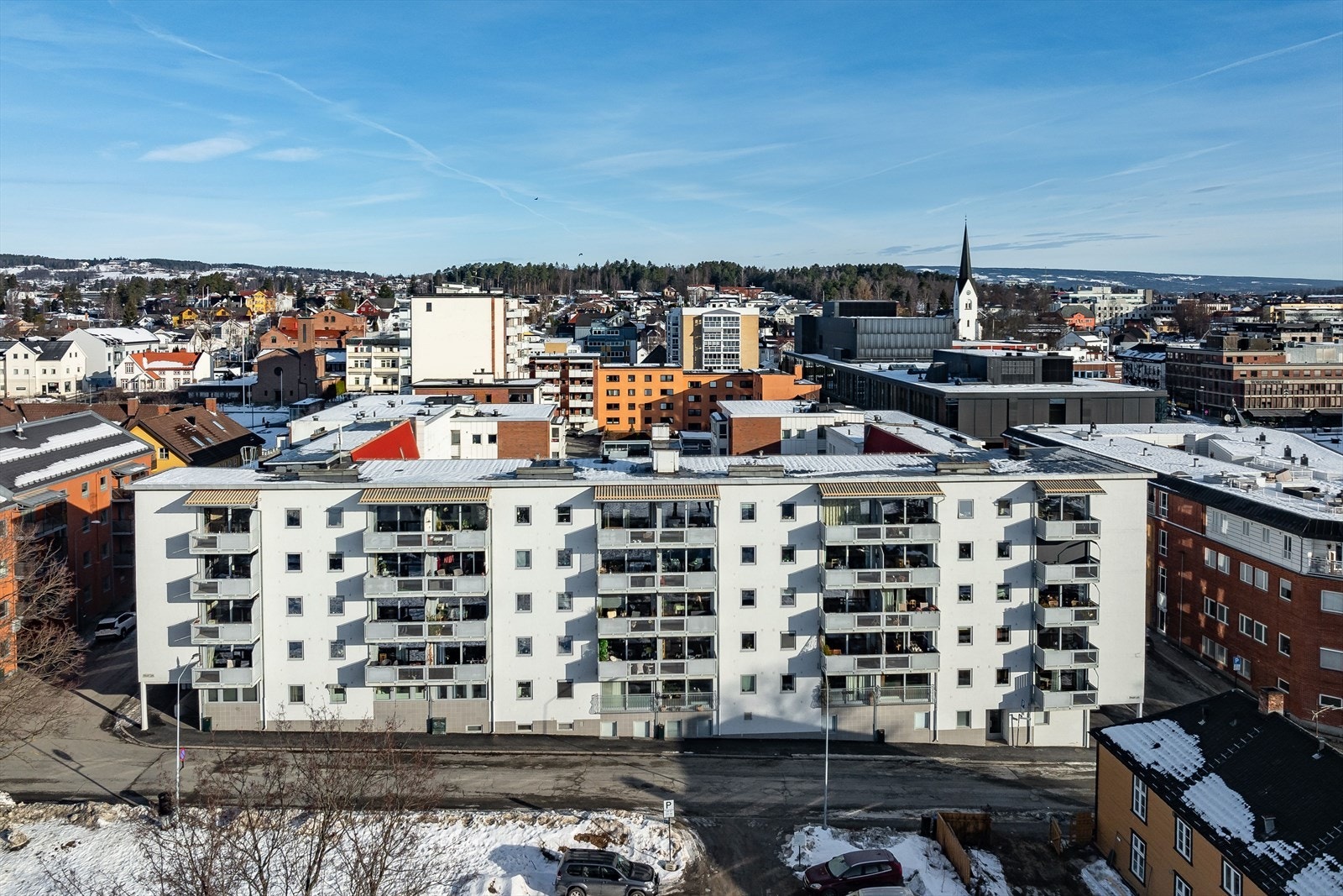 Borettslaget har garasjer som leies ut til beboerne etter lister. Galleribilde
