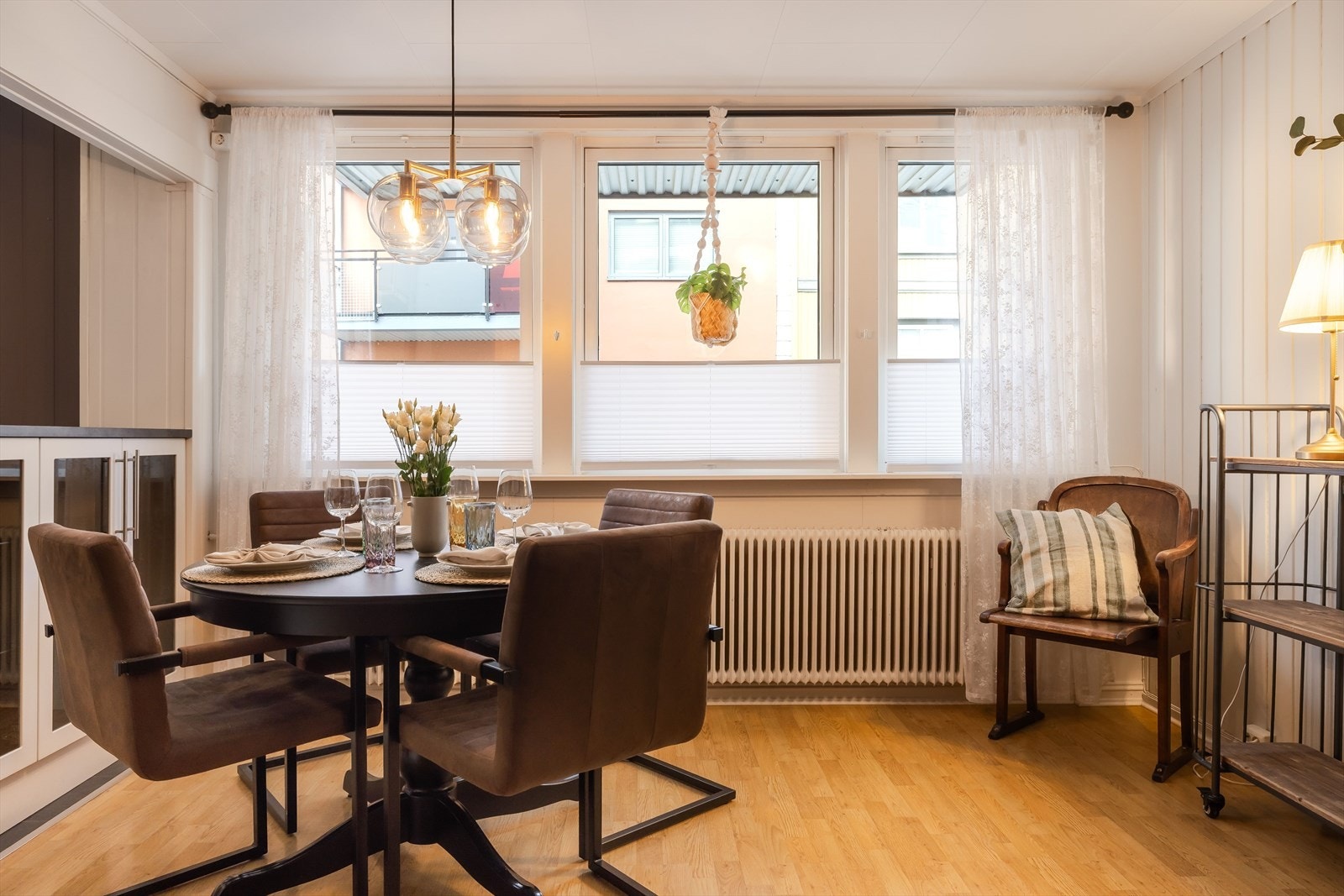 Leiligheten ligger i byggets høye 1. etasje, og har en gjennomgående og god planløsning med åpen stue- og kjøkkenløsning, mens soverommet vender ut mot rolig bakgård. Galleribilde