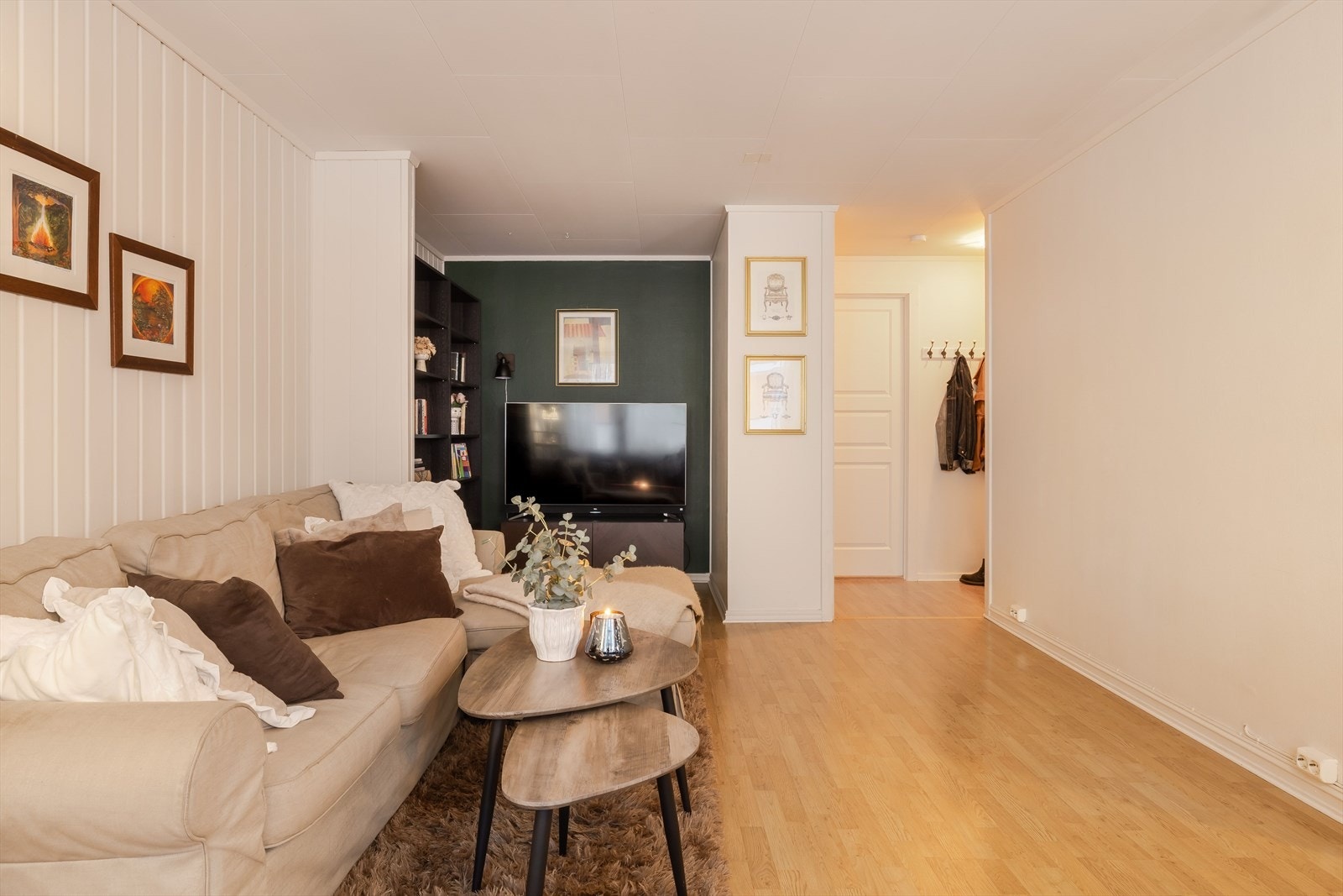 Leiligheten holdes god og lun på vinterstid med fjernvarme til radiatorer. Á-konto oppvarming på kr. 760,- er inkludert i felleskostnadene. Galleribilde