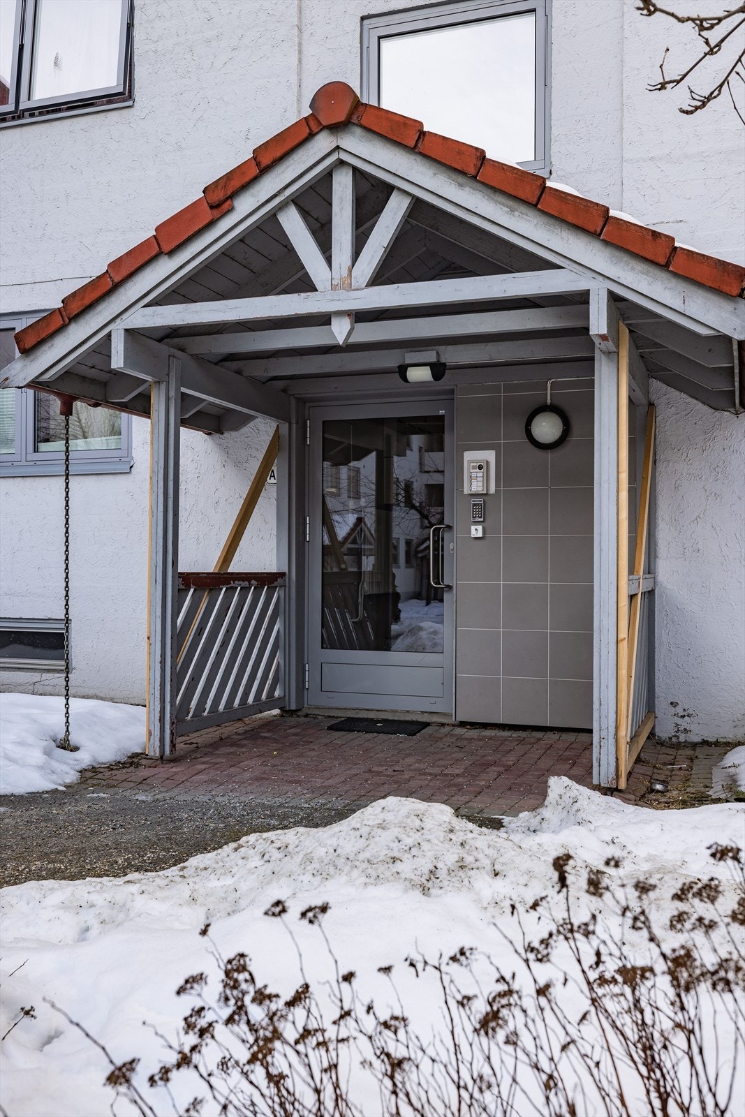 Overbygget inngangsparti i bakgården. Galleribilde