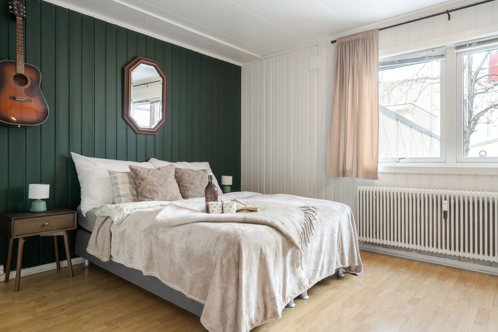 Leiligheten har et lyst og innbydende soverom som vender ut mot rolig bakgård. Galleribilde