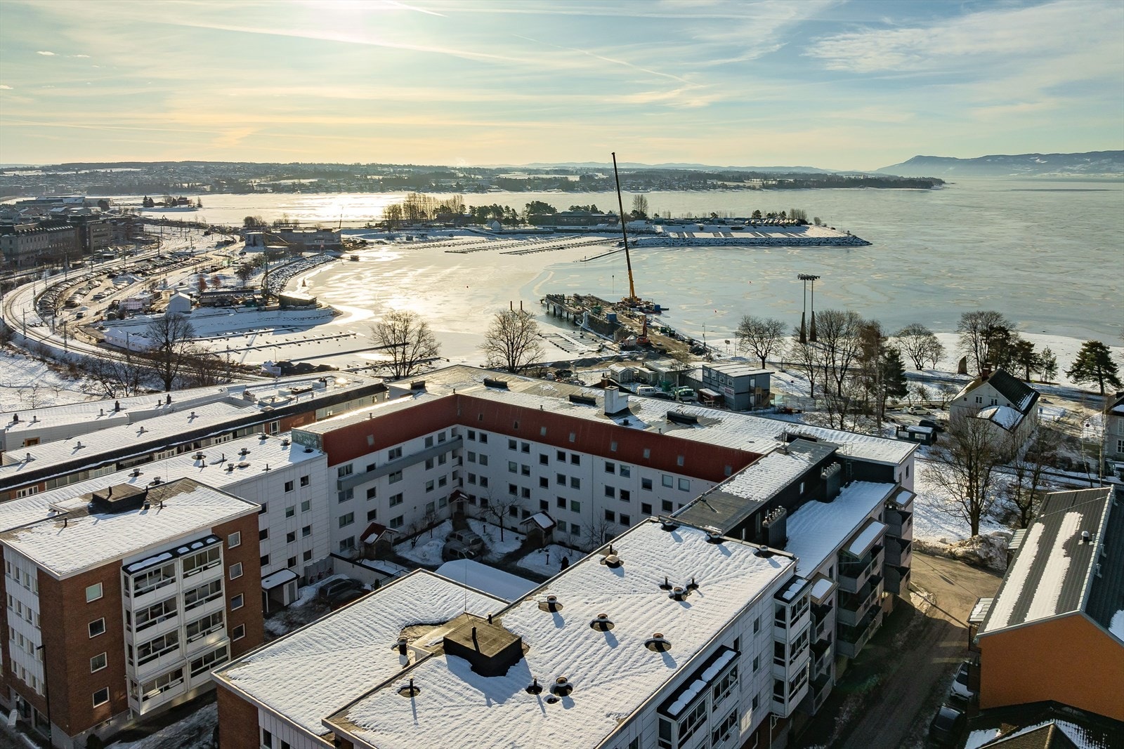 Leiligheten ligger midt i Hamar sentrum, med umiddelbar tilgang til alt byen har å tilby. I tillegg ligger Mjøsa og Koigen rett utenfor døren, som har både badestrand og stupetårn. Galleribilde
