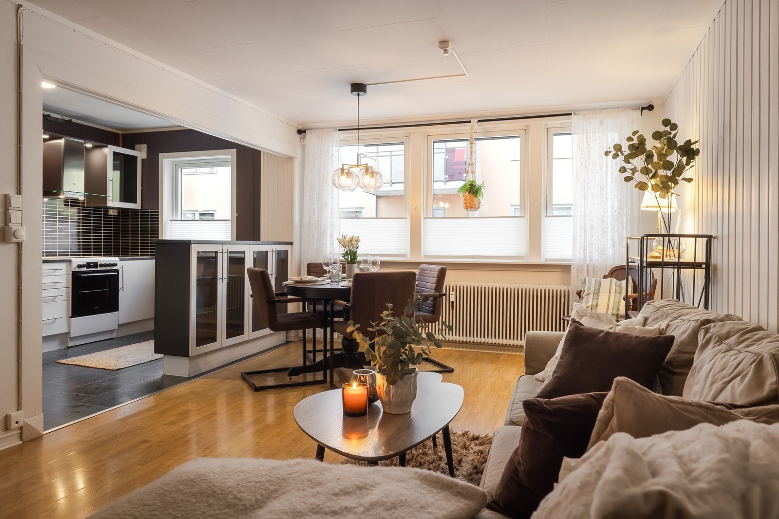 Stuen har flere store vinduer som slipper inn rikelig med naturlig lys. Alle vinduene i leiligheten har 3-lags isolerglass fra 2012. Galleribilde