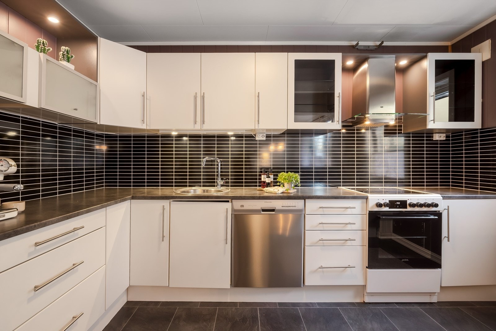 Lys og moderne kjøkkeninnredning fra 2008 med masse skap- og benkeplass! Galleribilde