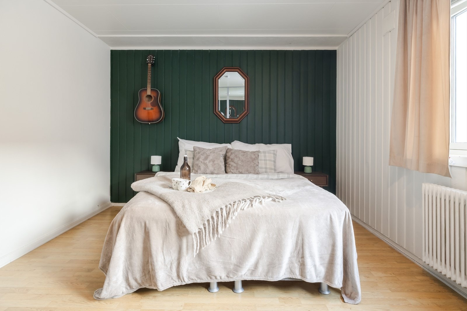 På soverommet har du plass til dobbeltseng med tilhørende nattbord, samt en kontorpult eller kommoder. Galleribilde