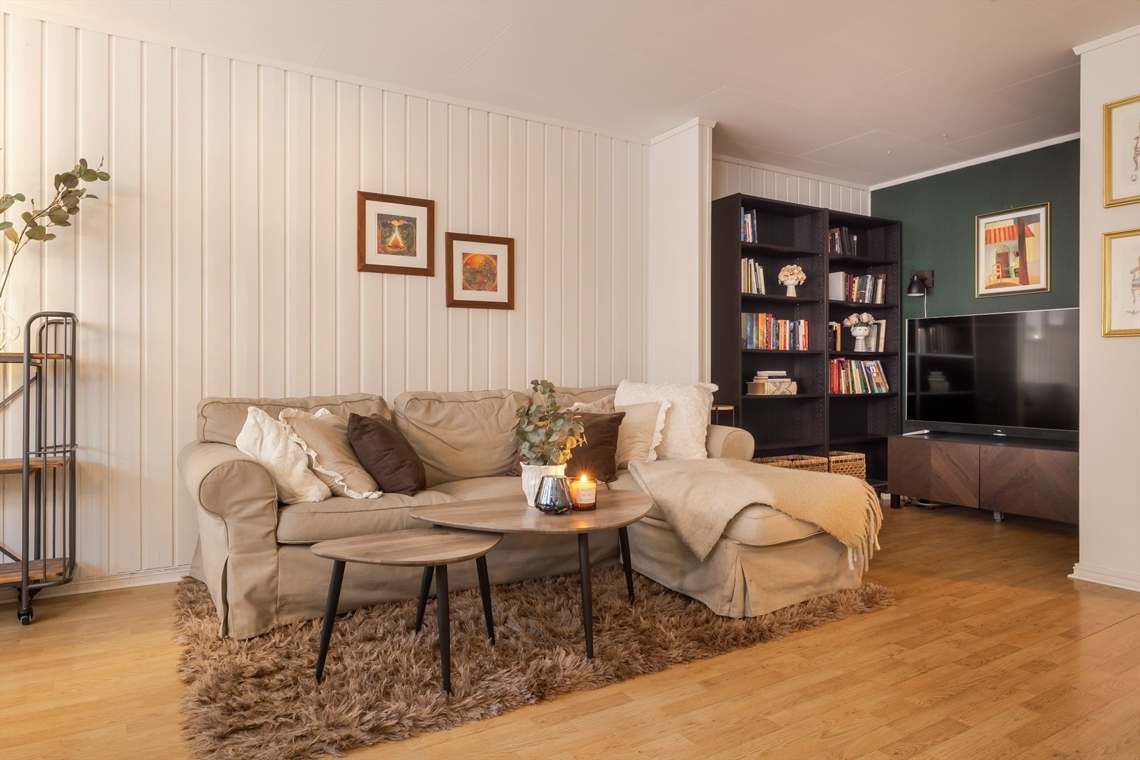 Stuen har god standard med laminat på gulv og lysmalt panel på veggene med en fin grønn kontrastvegg. Galleribilde