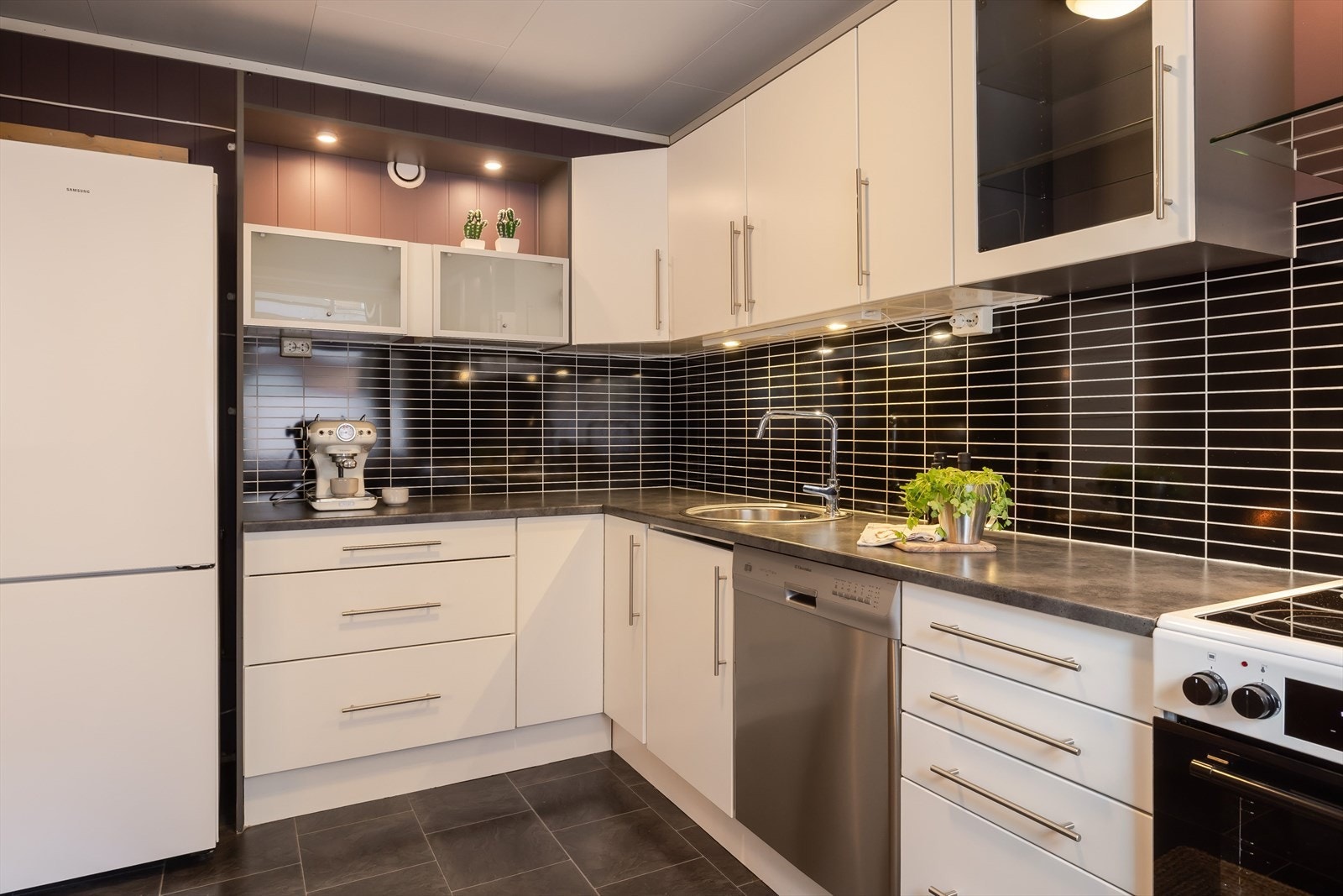 På kjøkkenet er det plass til frittstående hvitevarer som komfyr, oppvaskmaskin og kjøleskap med frysedel. Frittstående hvitevarer følger i utgangspunktet ikke med i handelen, men kan avtales med selger. Galleribilde